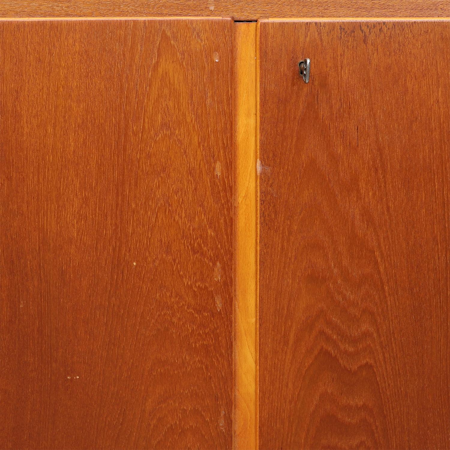 Intagliato a mano Armadio moderno danese del XX secolo in legno di teak Abrahamssons di Kirke Nielsen in vendita
