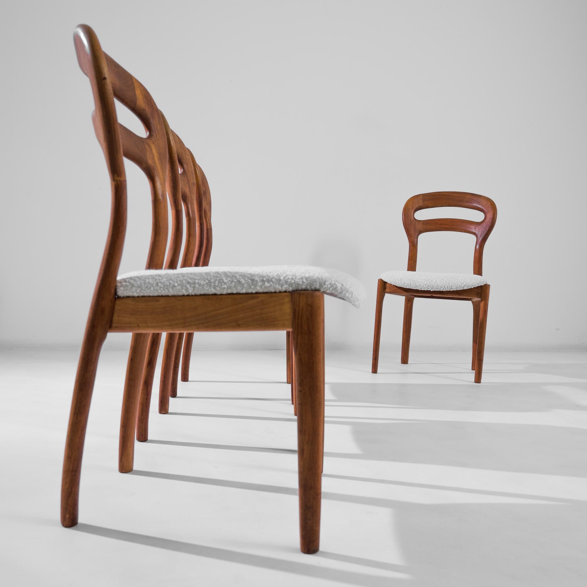 These Danish vintage chairs mersmarise with the melting plasticity of their sleek silhouettes: the surrealistic curves of the teak backrests and convex back legs impart the air of the Daliesque timelessness also expressed in the shape of the white