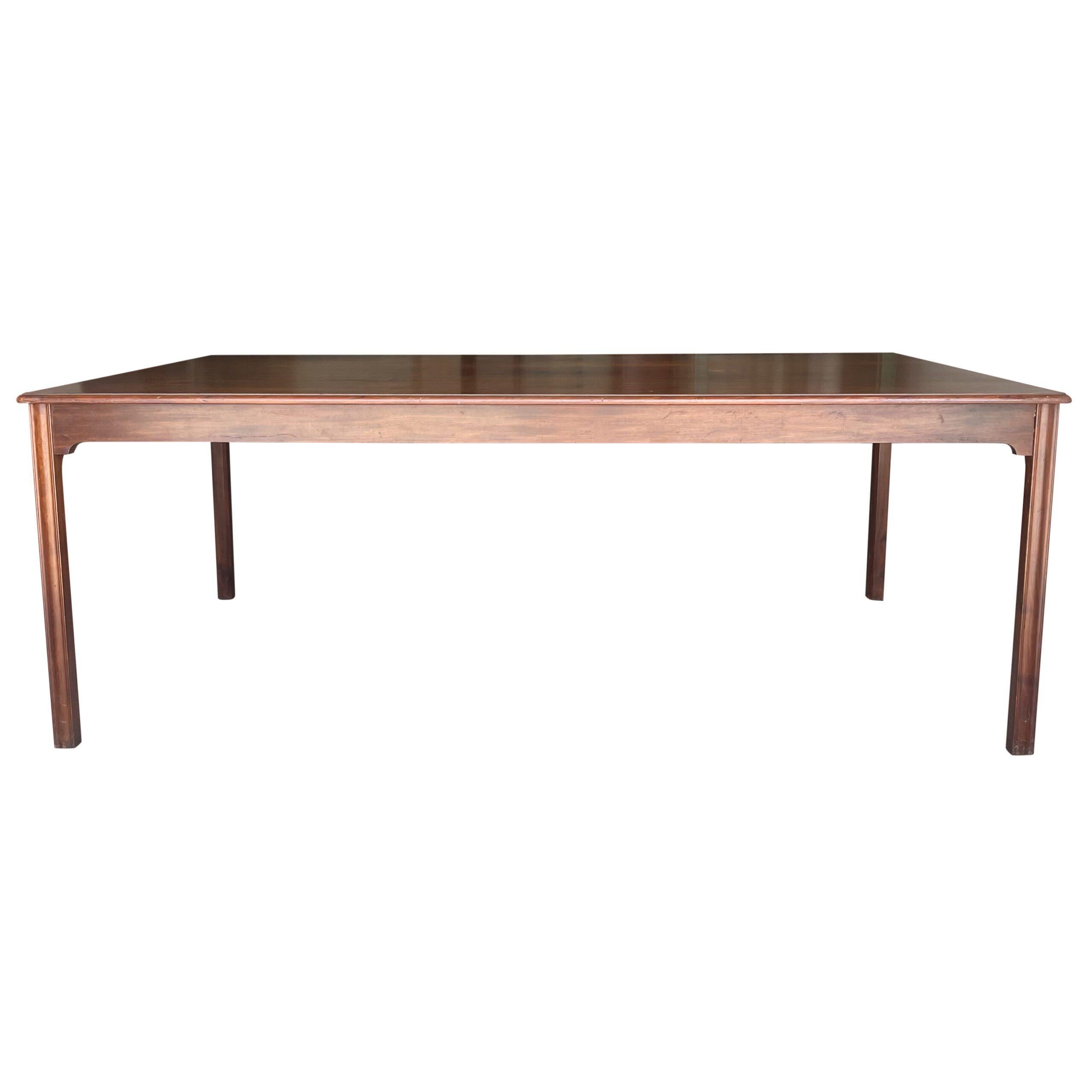 Table de salle à manger danoise vintage du milieu du siècle, en acajou de Cuba poli et travaillé à la main, conçue par Kaare Klint pour Rud. Condit, en bon état. La grande table de conférence rectangulaire repose sur quatre longs pieds en bois.