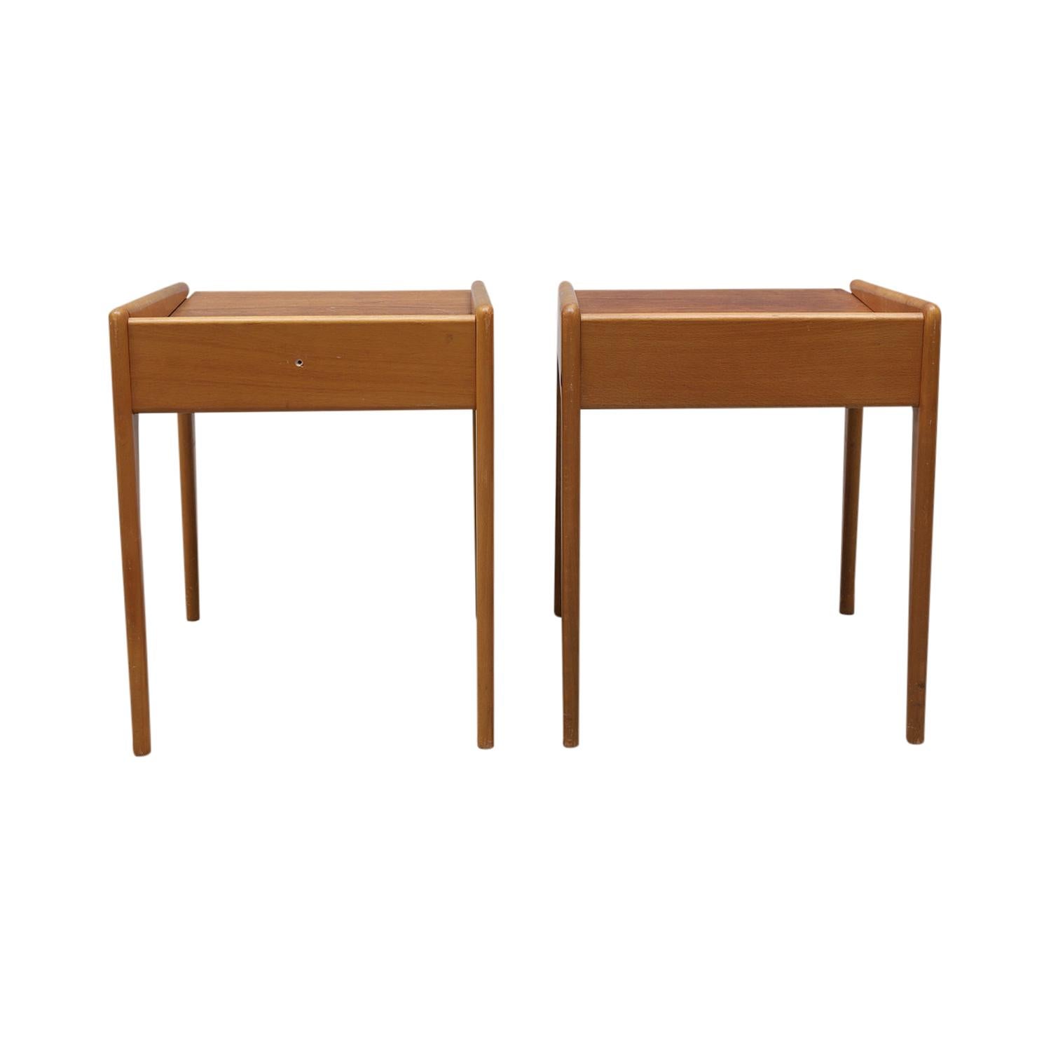 20th Century Danish Pair of Beechwood Bedside Tables - Vintage Oak Nightstands For Sale 1