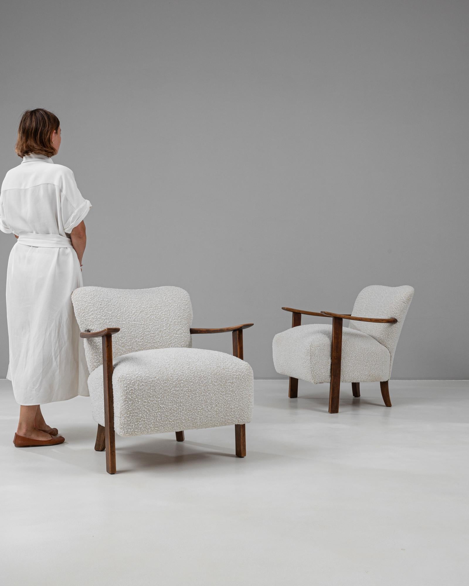 Cette élégante paire de fauteuils danois du XXe siècle illustre l'attrait intemporel du design scandinave, alliant confort et esthétique minimaliste. Chaque chaise est dotée d'un cadre en bois massif au fini naturel qui contraste magnifiquement avec