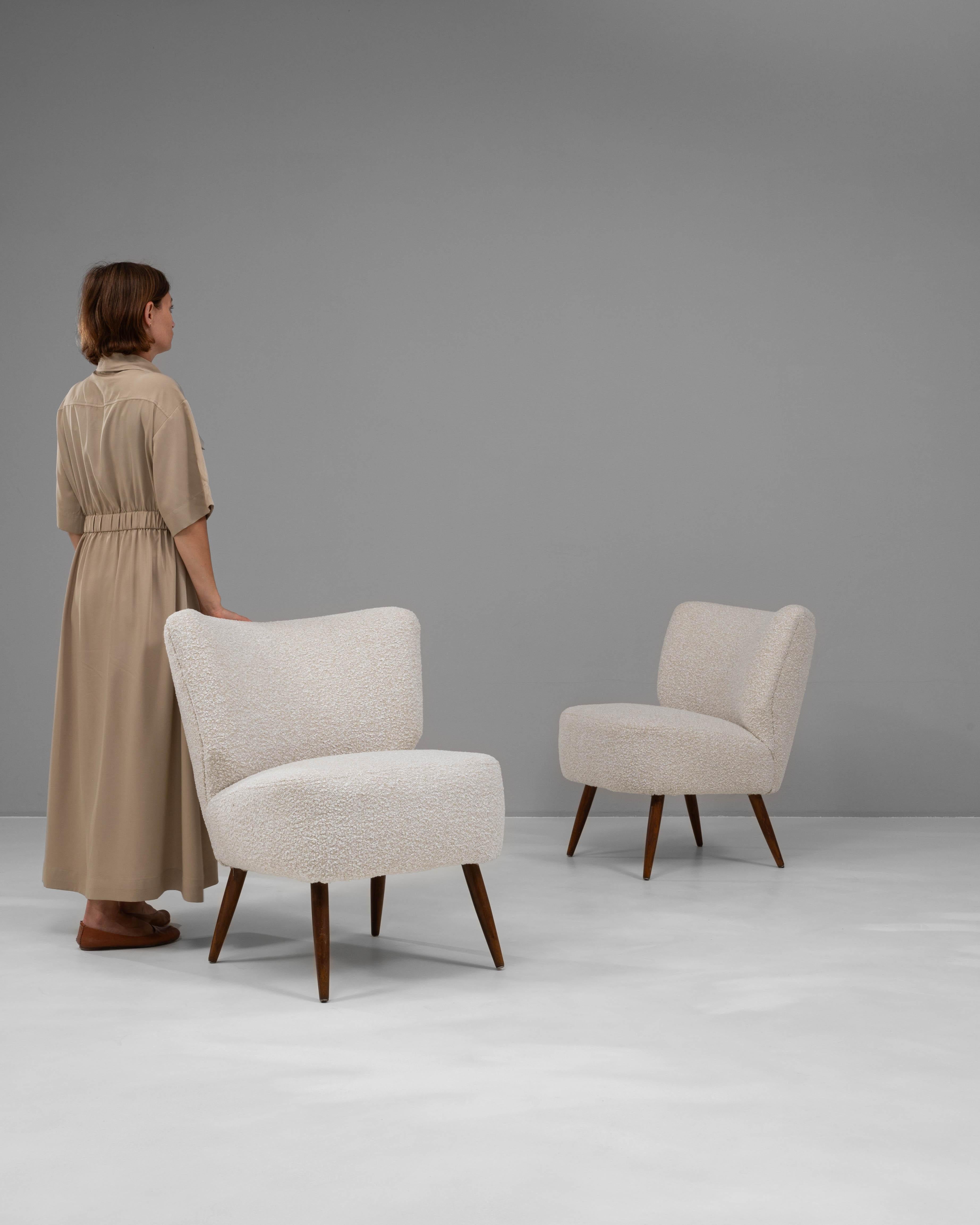 Cette charmante paire de fauteuils danois du XXe siècle respire la sophistication du milieu du siècle avec ses courbes élégantes et son design raffiné. Recouvertes d'un tissu doux et texturé, ces chaises offrent une sensation de confort et