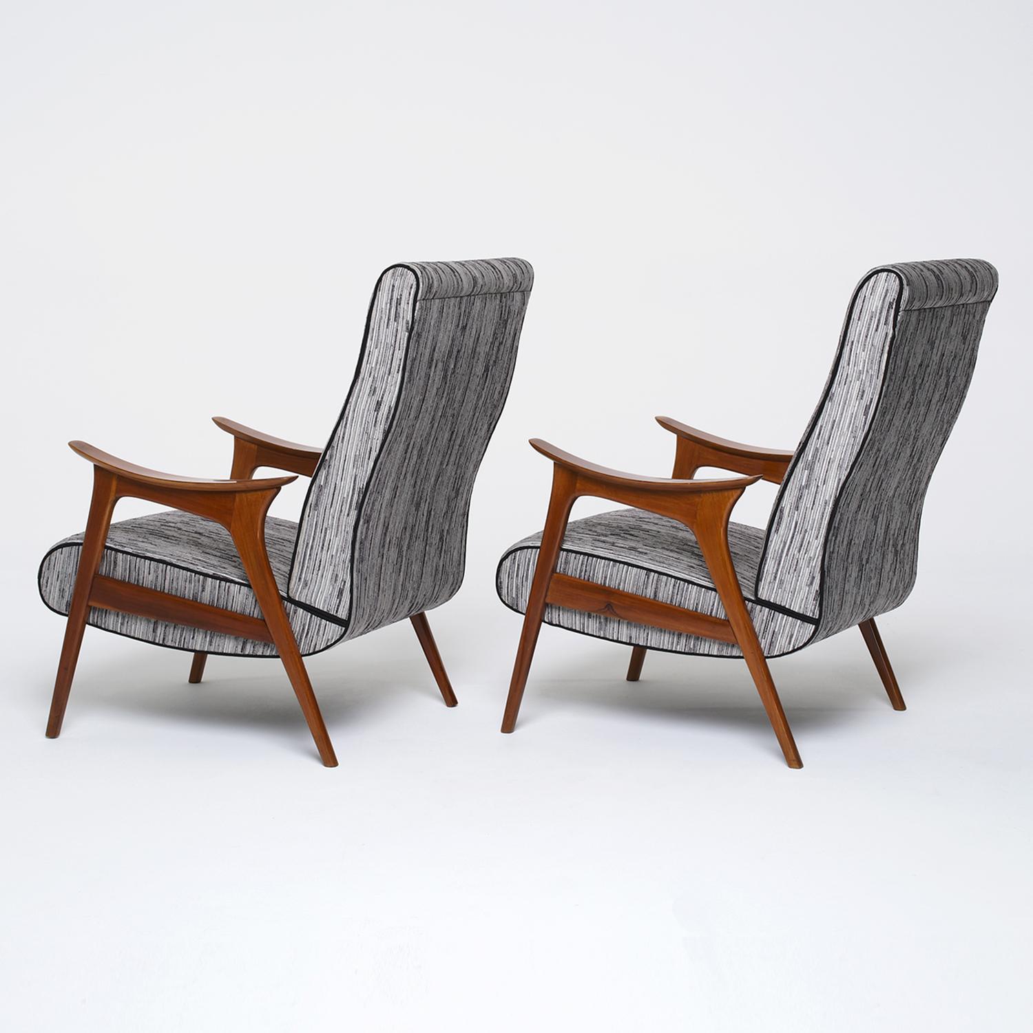 Sculpté à la main 20e siècle Paire de chaises longues scandinaves en teck du Danemark en vente