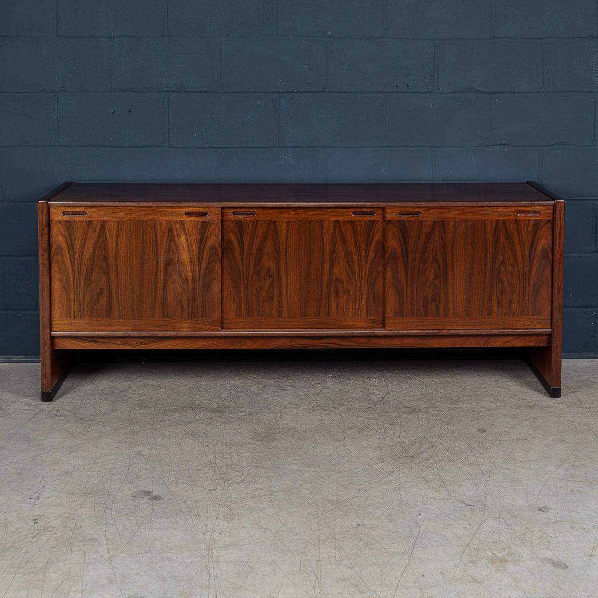Questa squisita credenza danese in legno di palissandro di Skovby Møbelfabrik A/S, realizzata negli anni '60, esemplifica l'eleganza del design scandinavo. Dotato di tre ante scorrevoli, il mobile offre funzionalità e fascino estetico, grazie al