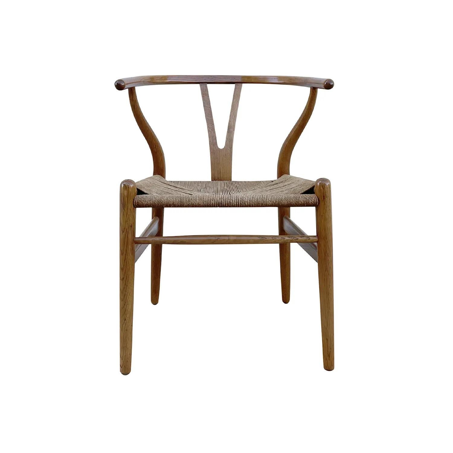 Sculpté à la main Ensemble de trois chaises danoises du XXe siècle de Carl Hansen & Sn Y par Hans J. Wegner en vente