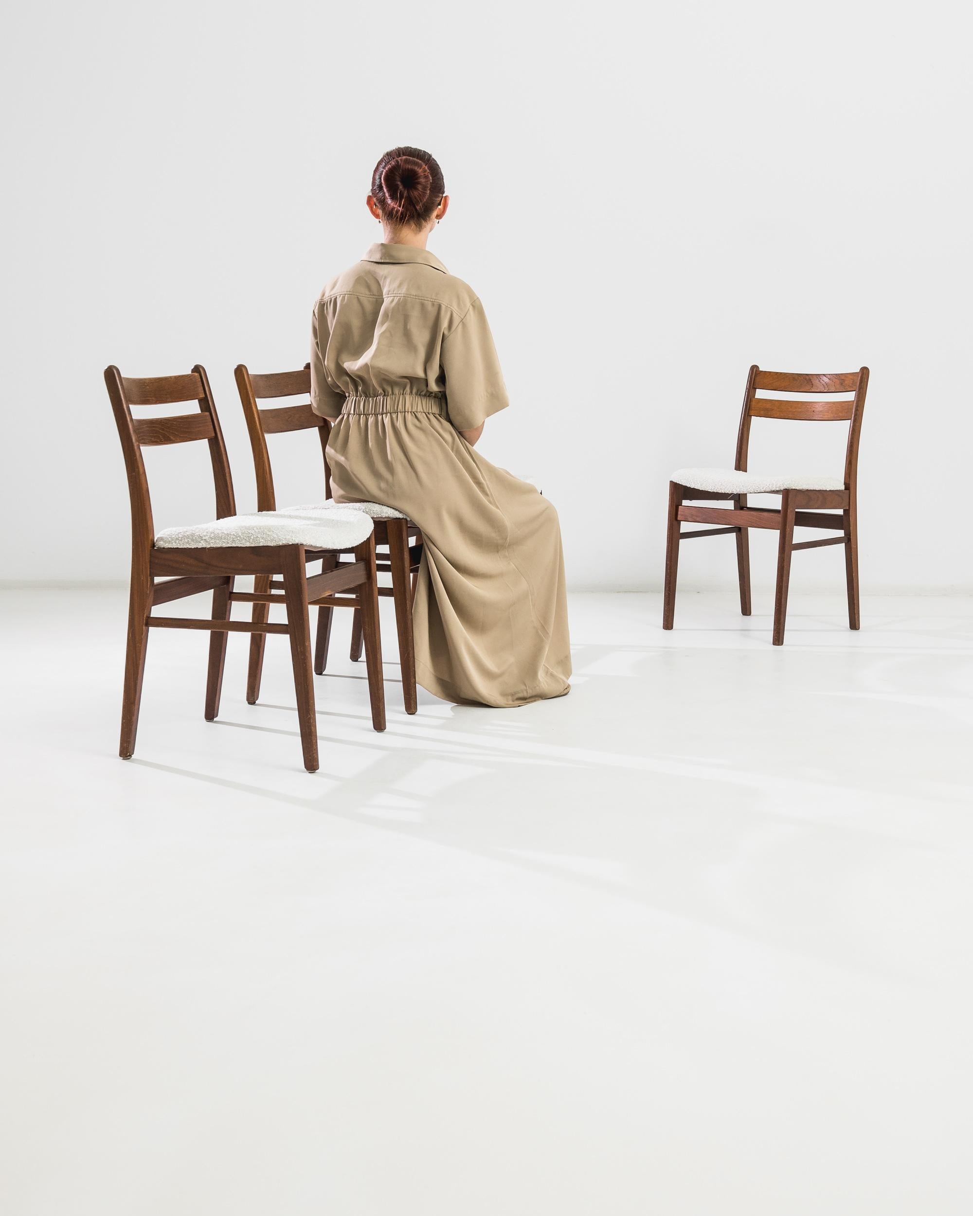 Ti presentiamo il nostro set di sedie danesi in teak del XX secolo con sedute imbottite, una fusione di design senza tempo e comfort moderno. Realizzata con precisione e cura, ogni sedia vanta una ricca struttura in teak che emana calore e
