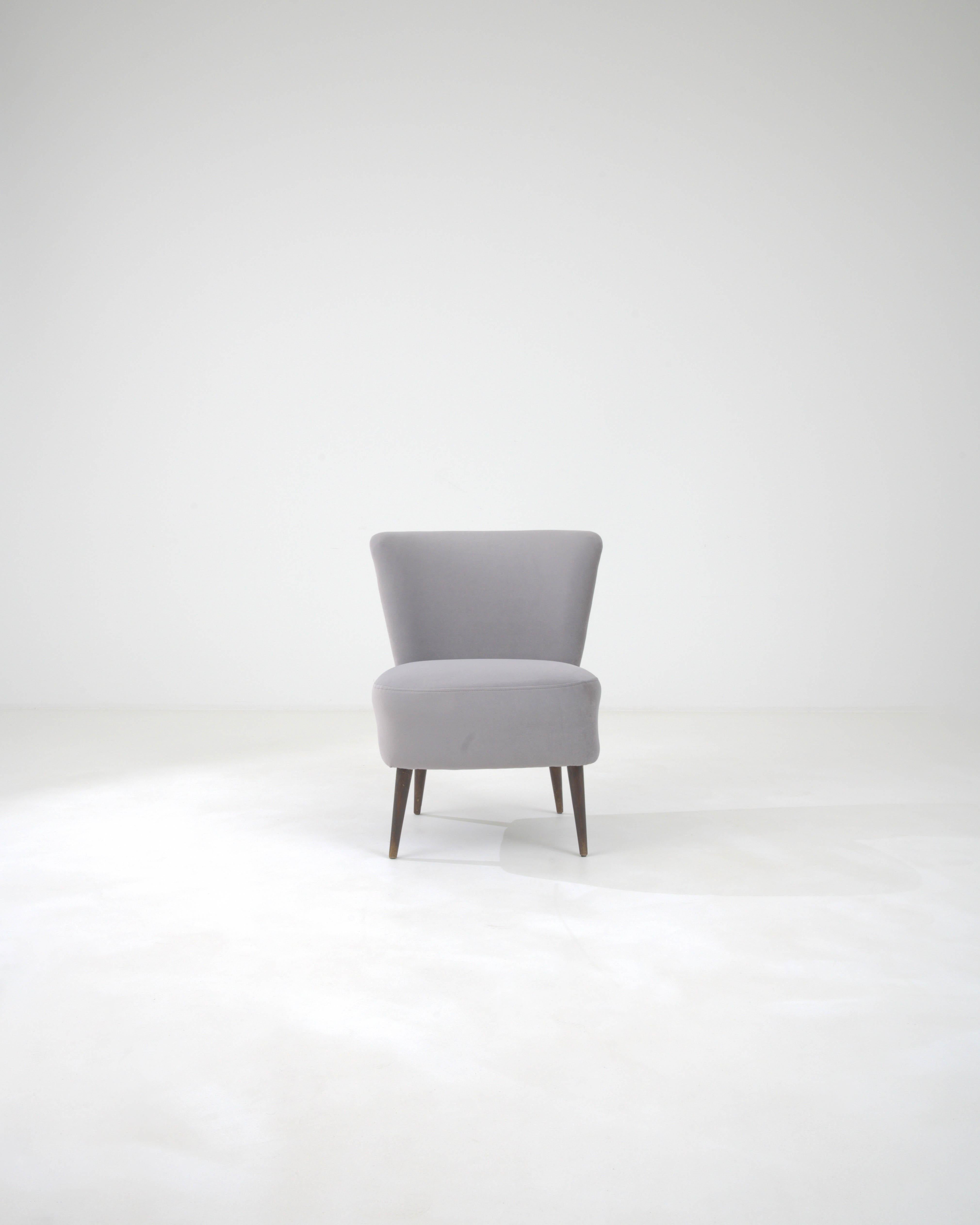 Voici la 20th Century Danish Upholstered Chair, une fusion de design minimaliste et de confort qui apporte une touche de sophistication scandinave à n'importe quelle pièce. Ce joyau de la modernité du milieu du siècle est doté d'un cadre en bois
