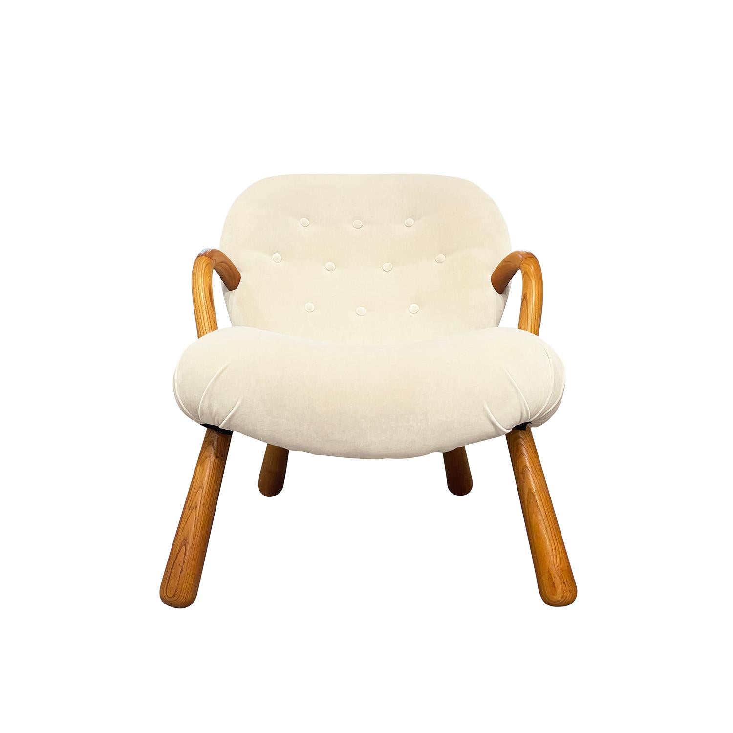 Une seule chaise danoise moderne du milieu du siècle, en bois de hêtre travaillé à la main, conçue par Arnold Madsen pour Madsen & Schubell, en bon état. Le fauteuil scandinave est doté d'un dossier légèrement incliné à touffes de boutons et