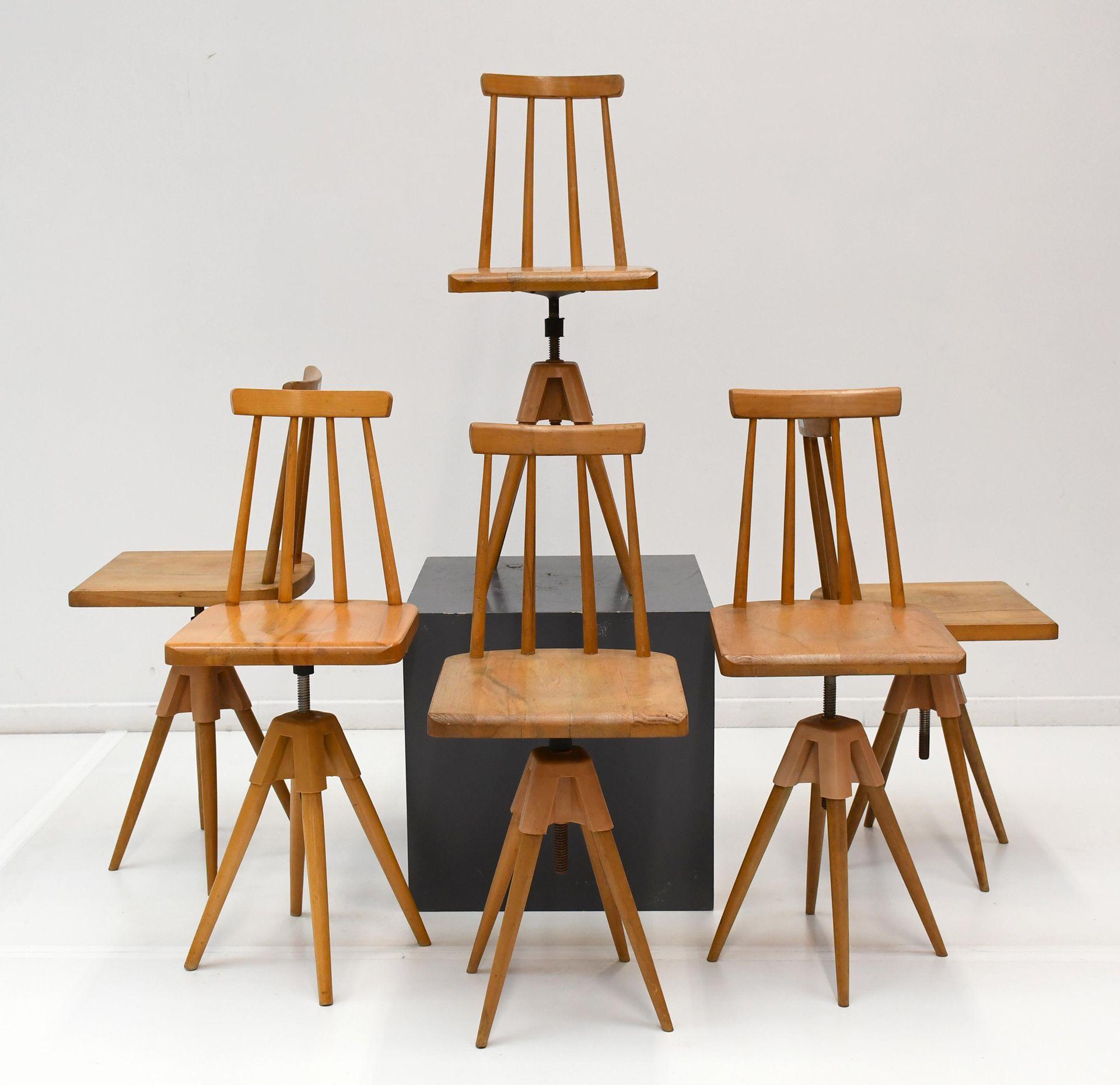 Danese Sedie girevoli geometriche intagliate a mano in Wood Wood danese del XX secolo in vendita