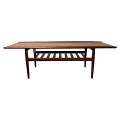 Tavolino danese vintage in teak del XX secolo di Hans J. Wegner & Andreas Tuck