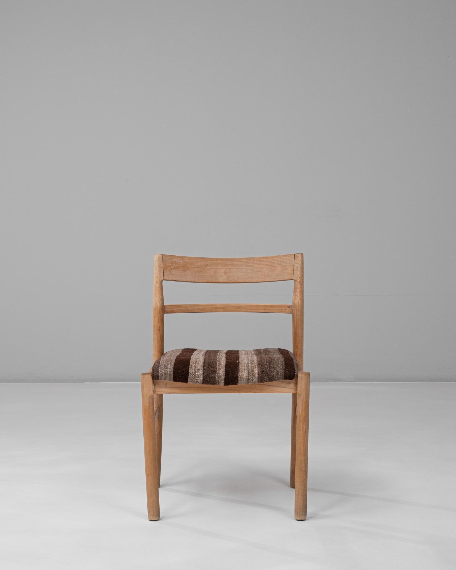 Questa sedia da pranzo in legno danese del XX secolo di Kurt Østervig riflette la miscela tipica del designer di semplicità funzionale e forme calde e organiche. Realizzata in legno massiccio, la struttura presenta bordi delicatamente arrotondati,