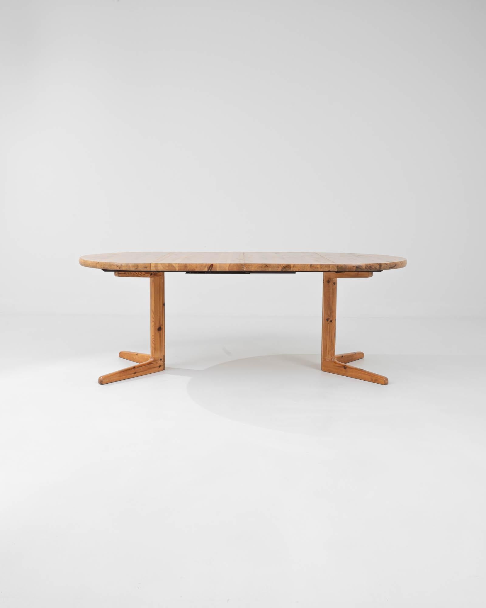 Entdecken Sie die perfekte Verschmelzung von Funktionalität und Kunst mit dem 20th Century Danish Wooden Dining Table von Rainer Daumiller. Mit seiner organischen Schlichtheit und robusten Konstruktion wertet dieses Möbelstück jedes Esszimmer auf