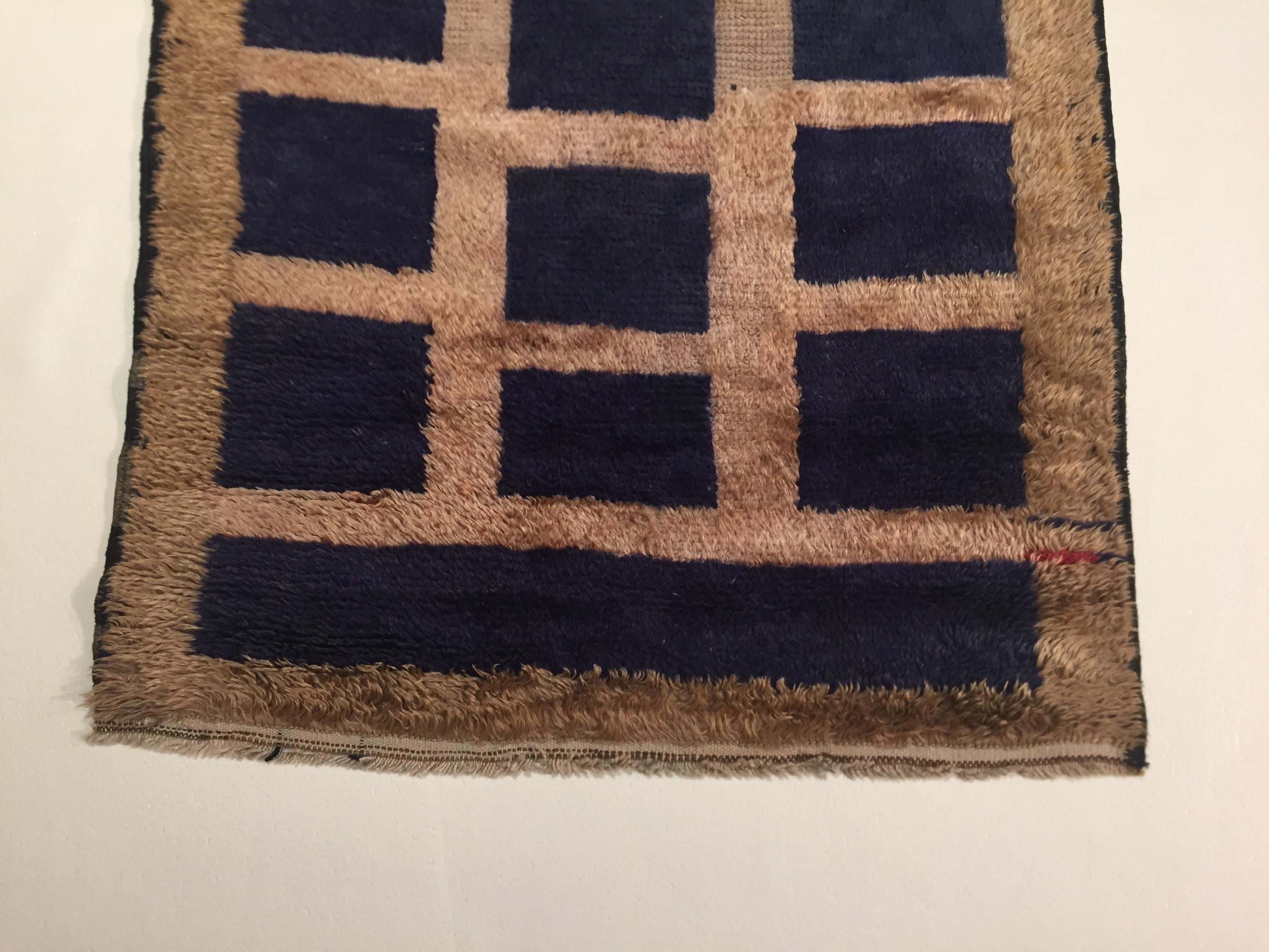 Tulu with symmetrical blue elements on a natural wool background.
Tulu 'are Turkish rugs with a high and irregular pile, with very simple decorations and bright colors, mainly used as a bed.
The Tulu 'have retained their original characteristics