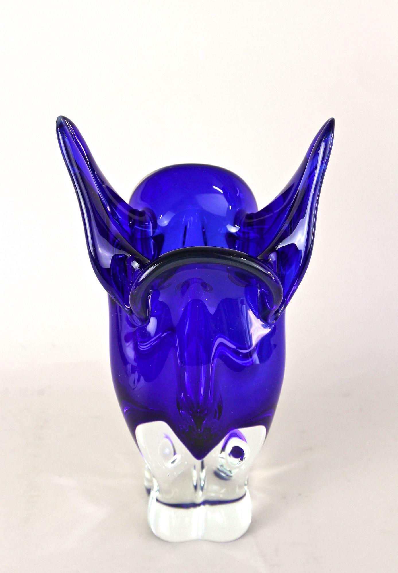 Stupefacente vaso in vetro di Murano della metà del secolo scorso, realizzato a mano nei rinomati laboratori di Murano, in Italia, intorno al 1960/70. Questo fantastico esemplare di vaso di Murano della fine del XX secolo, dal design fantastico e