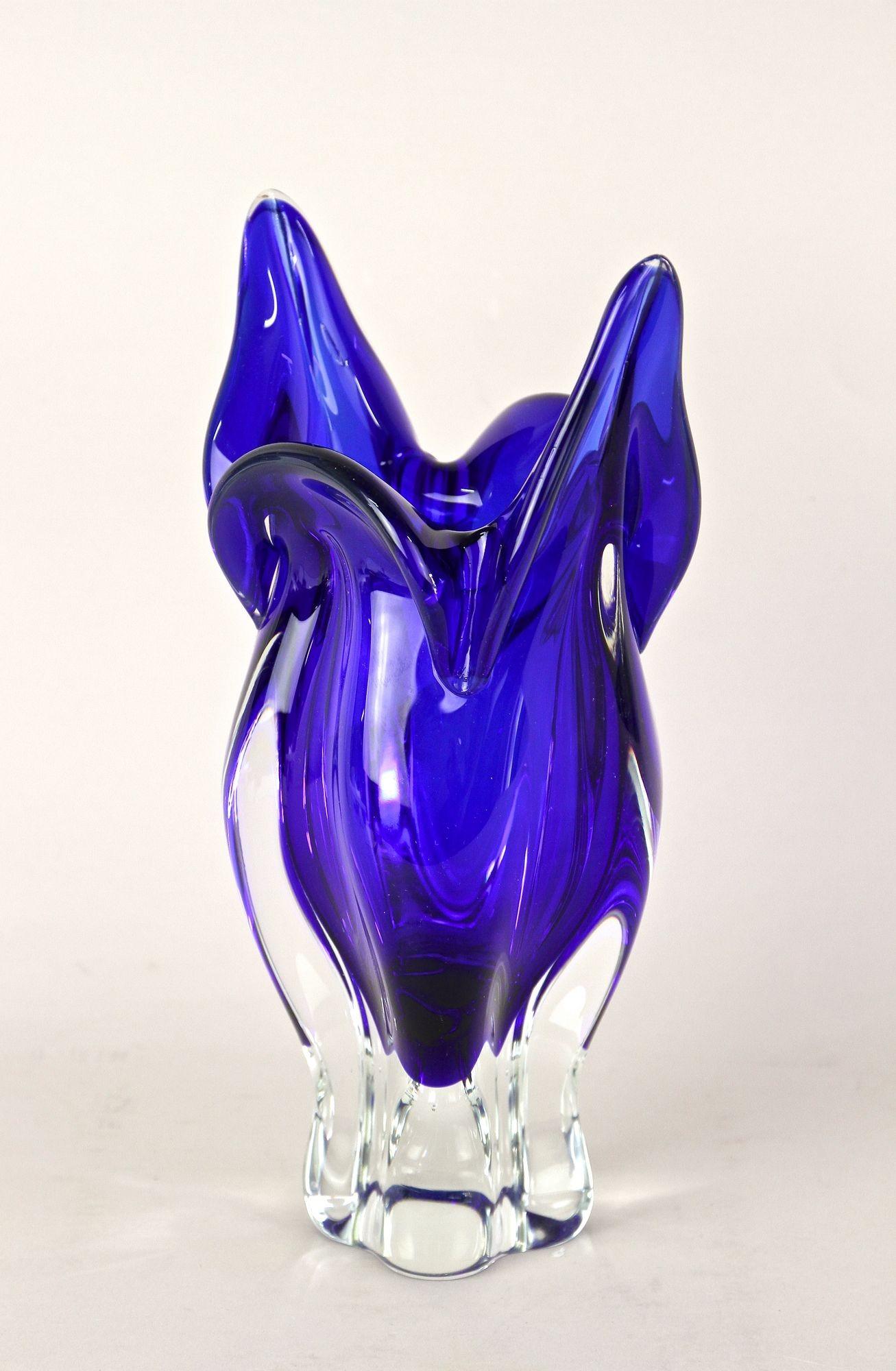 Italiano Vaso in vetro di Murano del XX secolo di colore blu scuro, Sommerso Murano, Italia 1960/70 ca. in vendita
