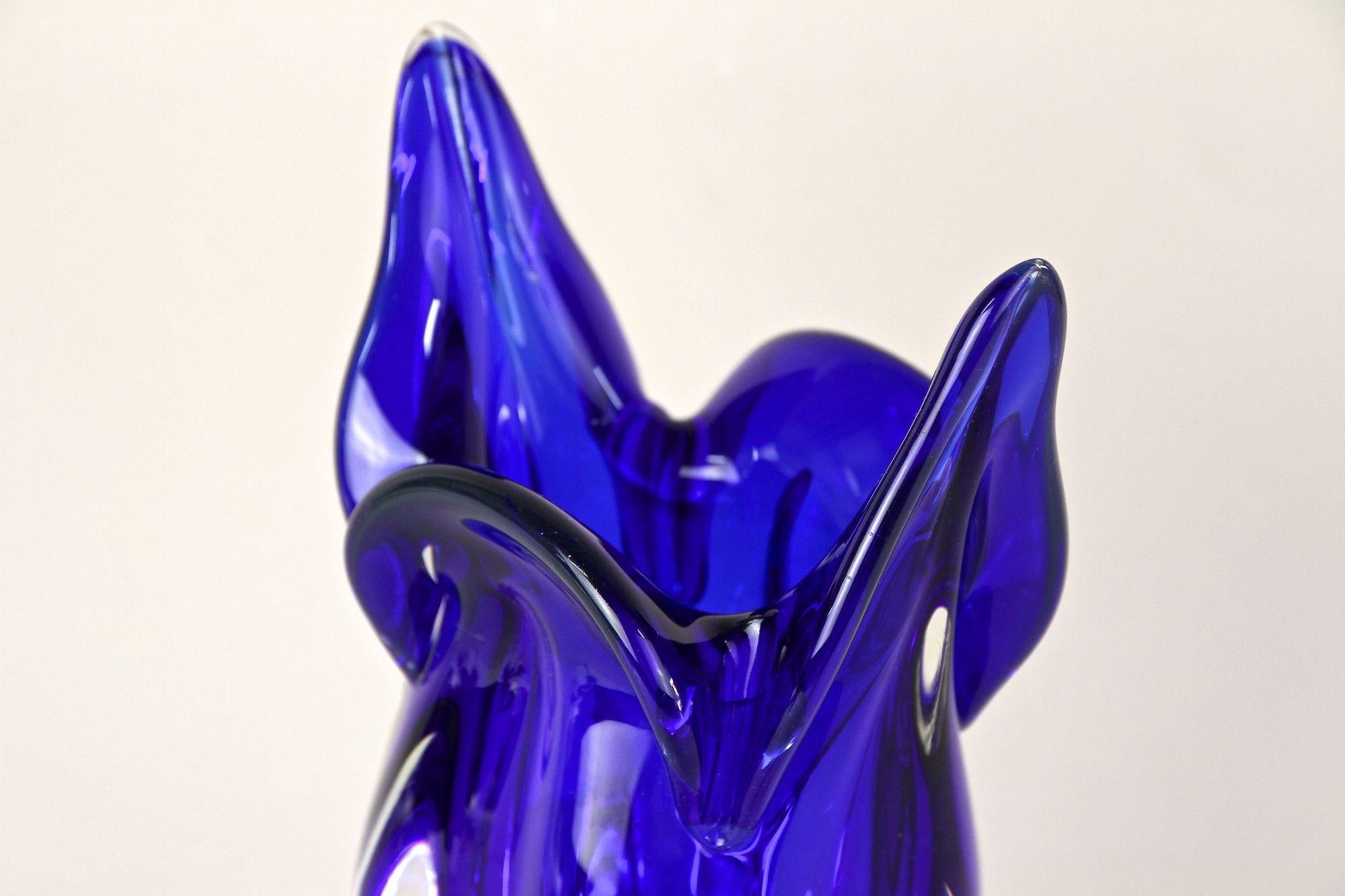 Fatto a mano Vaso in vetro di Murano del XX secolo di colore blu scuro, Sommerso Murano, Italia 1960/70 ca. in vendita