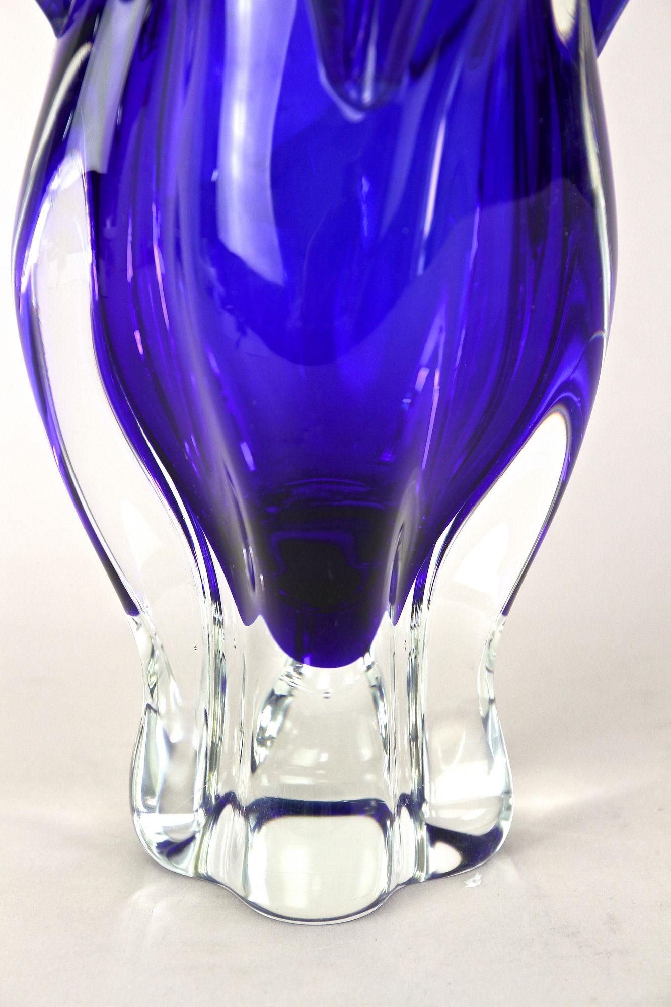 Vaso in vetro di Murano del XX secolo di colore blu scuro, Sommerso Murano, Italia 1960/70 ca. In condizioni buone in vendita a Lichtenberg, AT