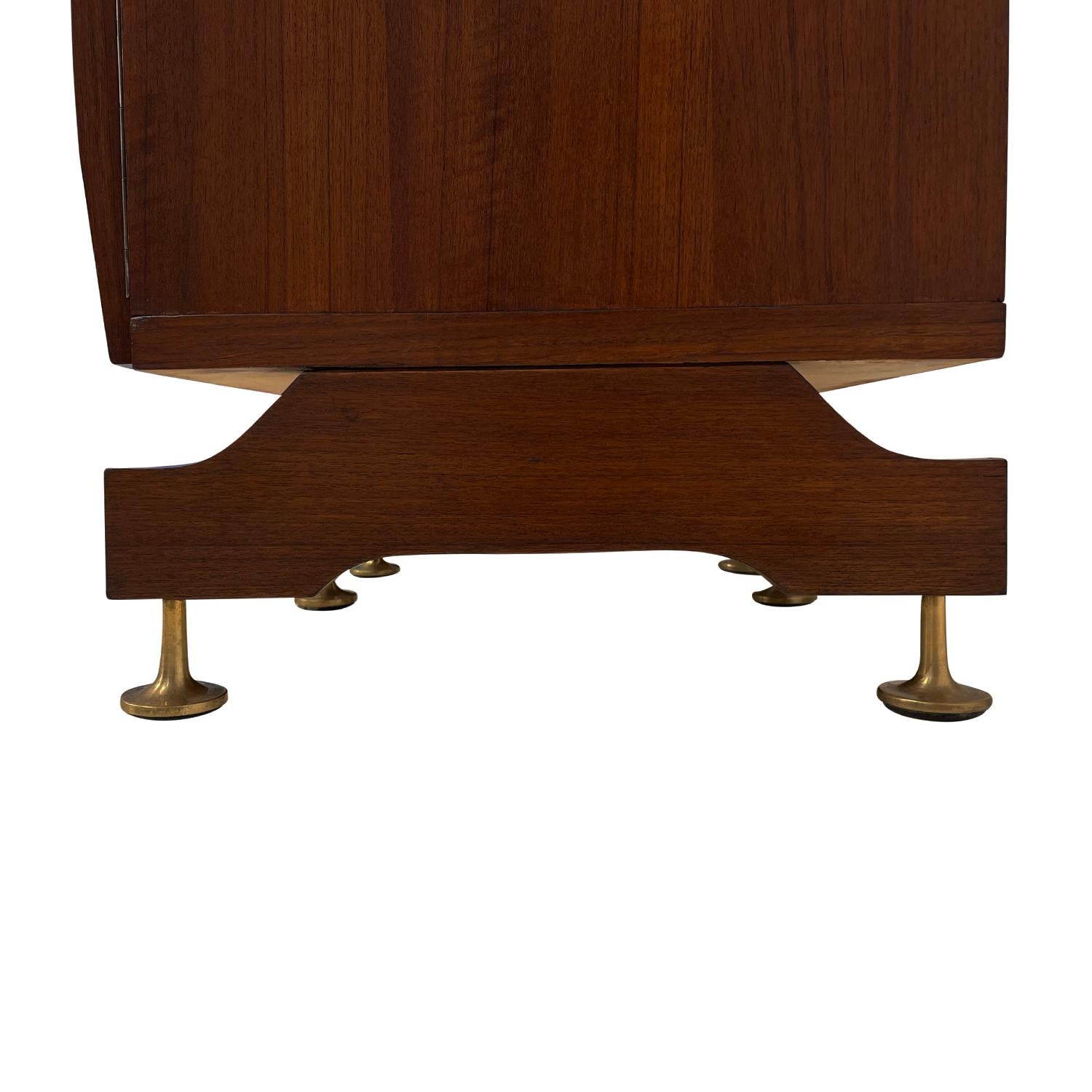 20th Century Italian Mid-Century Pair of Walnut Nightstands, Vintage Side Tables For Sale 7