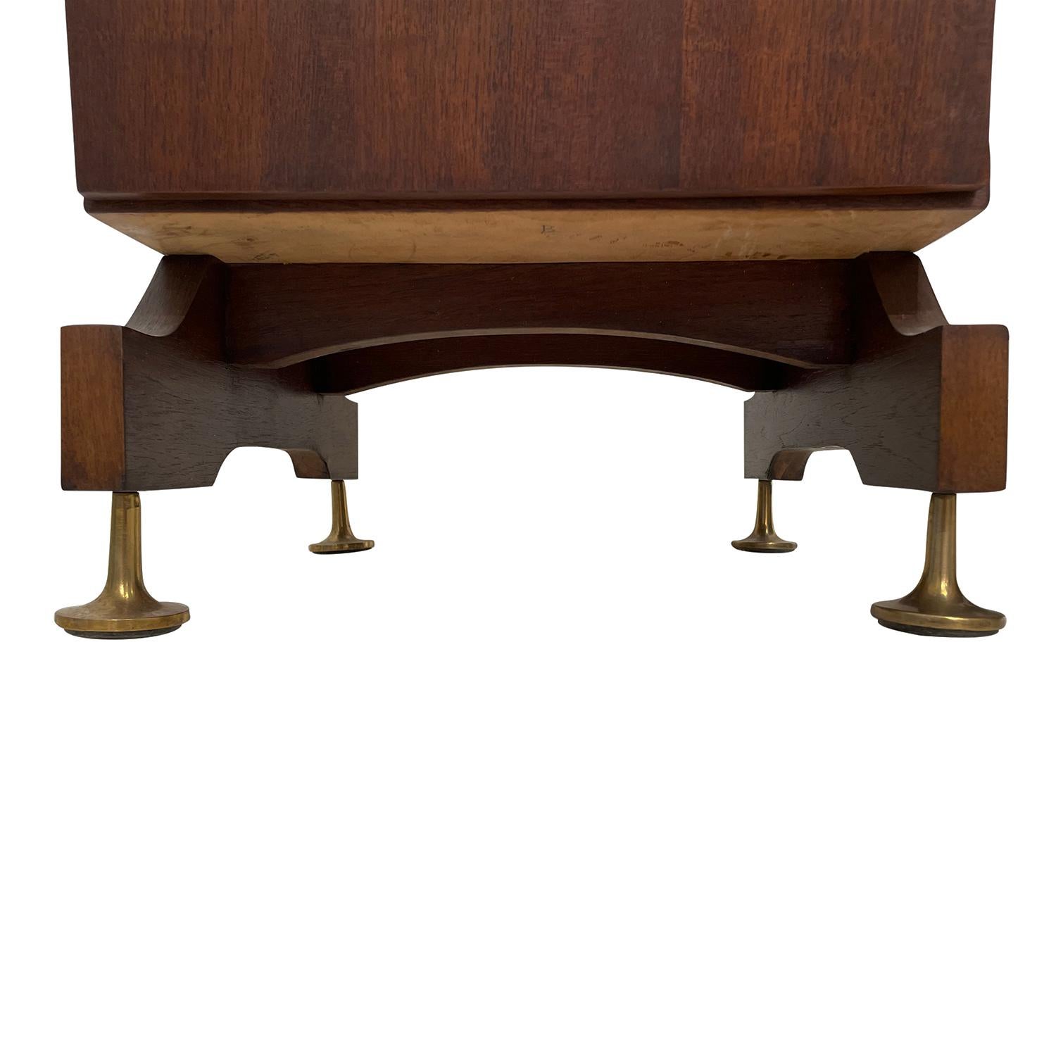 20th Century Italian Mid-Century Pair of Walnut Nightstands, Vintage Side Tables For Sale 8