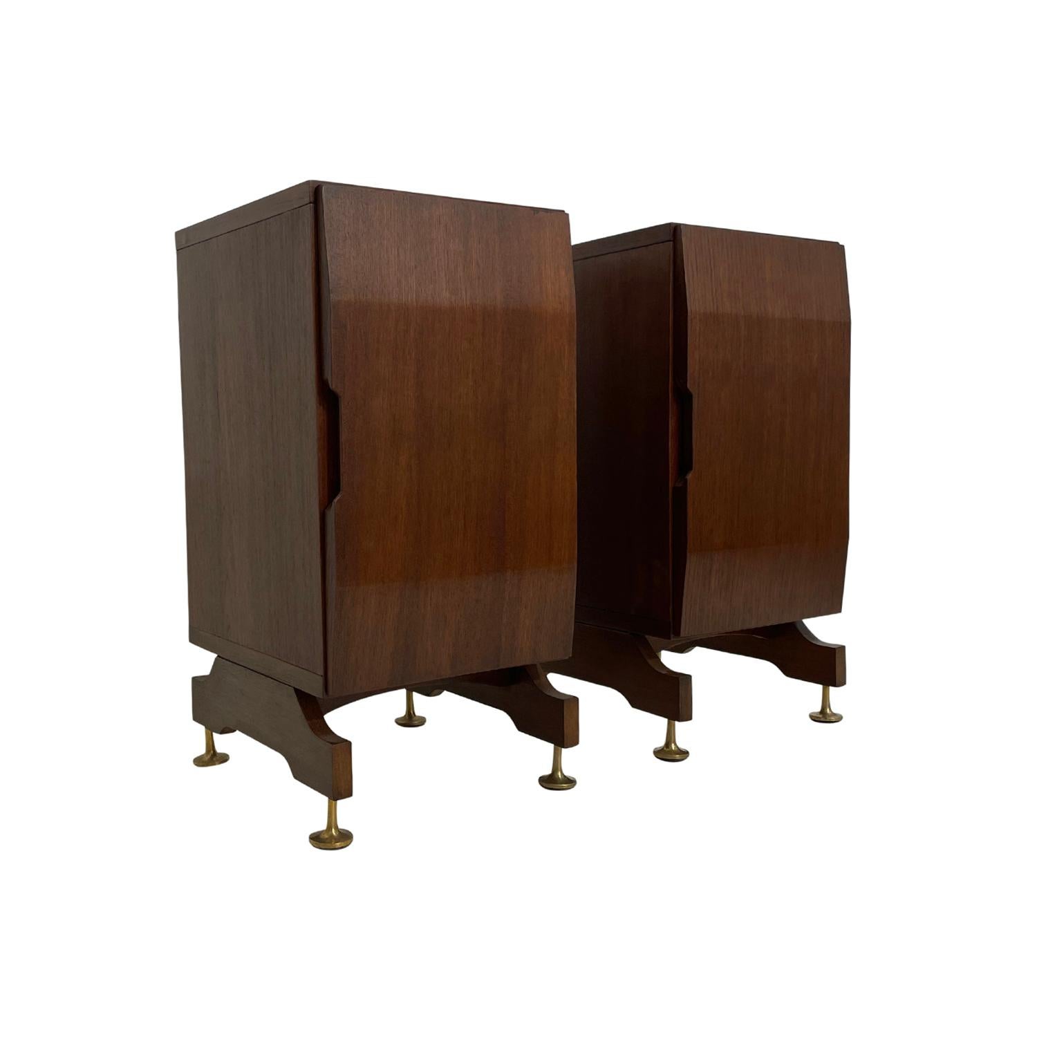 20th Century Italian Mid-Century Pair of Walnut Nightstands, Vintage Side Tables In Good Condition For Sale In West Palm Beach, FL