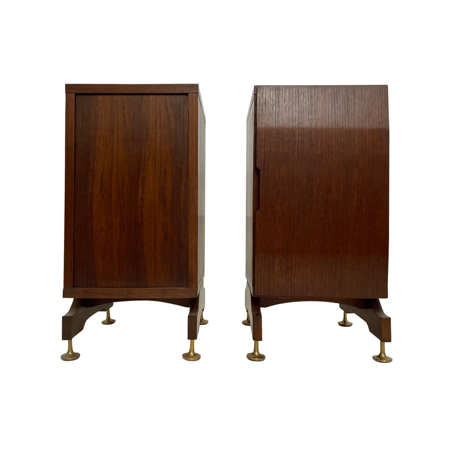 20th Century Italian Mid-Century Pair of Walnut Nightstands, Vintage Side Tables For Sale 1
