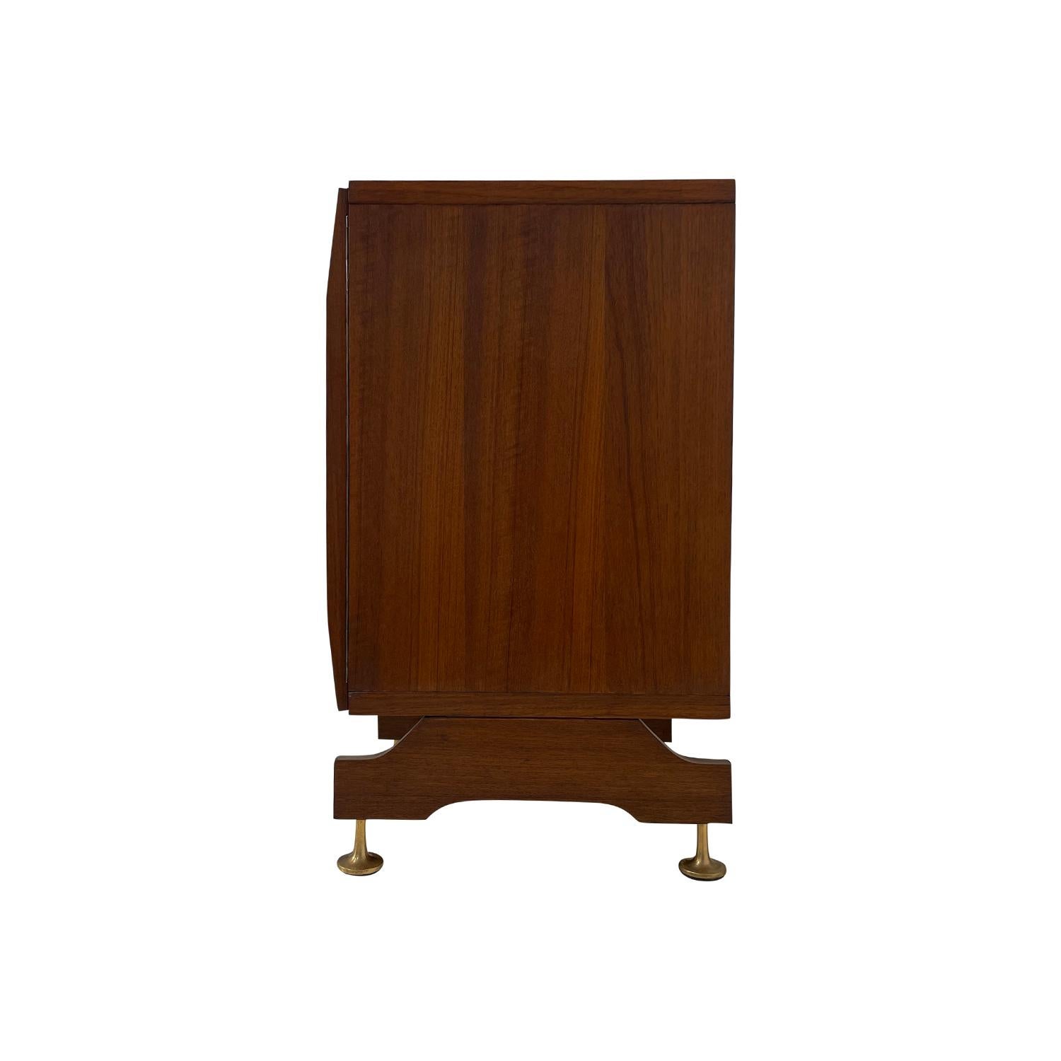 20th Century Italian Mid-Century Pair of Walnut Nightstands, Vintage Side Tables For Sale 2