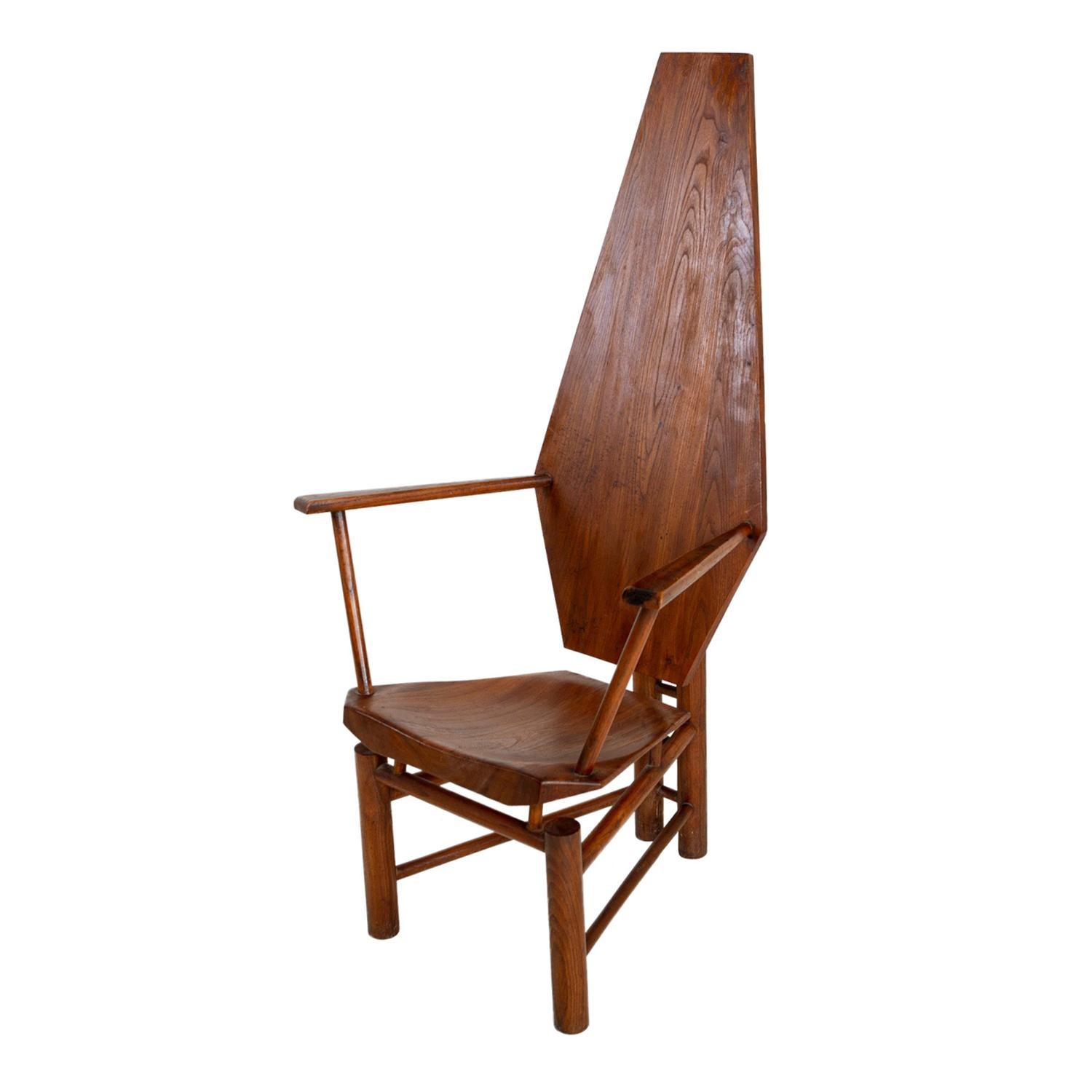 Une seule chaise centrale sculpturale italienne vintage du milieu du siècle, en noyer poli travaillé à la main, en bon état. La chaise latérale est rehaussée d'un dossier hexagonal et d'une base constituée d'entretoises cylindriques en bois,