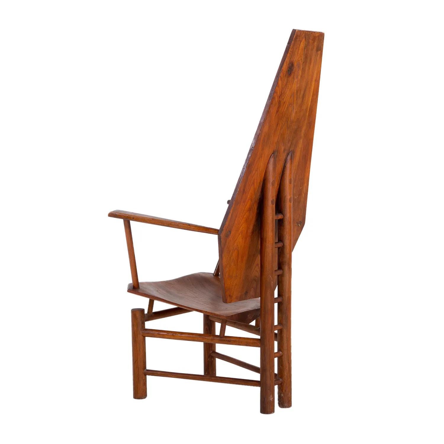 Italienischer einzelner großer skulpturaler Vintage-Beistellstuhl aus Nussbaumholz, 20. Jahrhundert (Handgeschnitzt) im Angebot