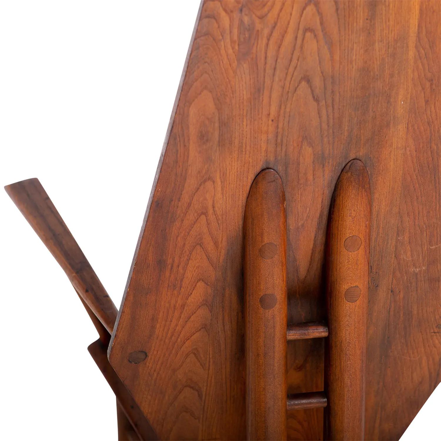 Italienischer einzelner großer skulpturaler Vintage-Beistellstuhl aus Nussbaumholz, 20. Jahrhundert im Angebot 3