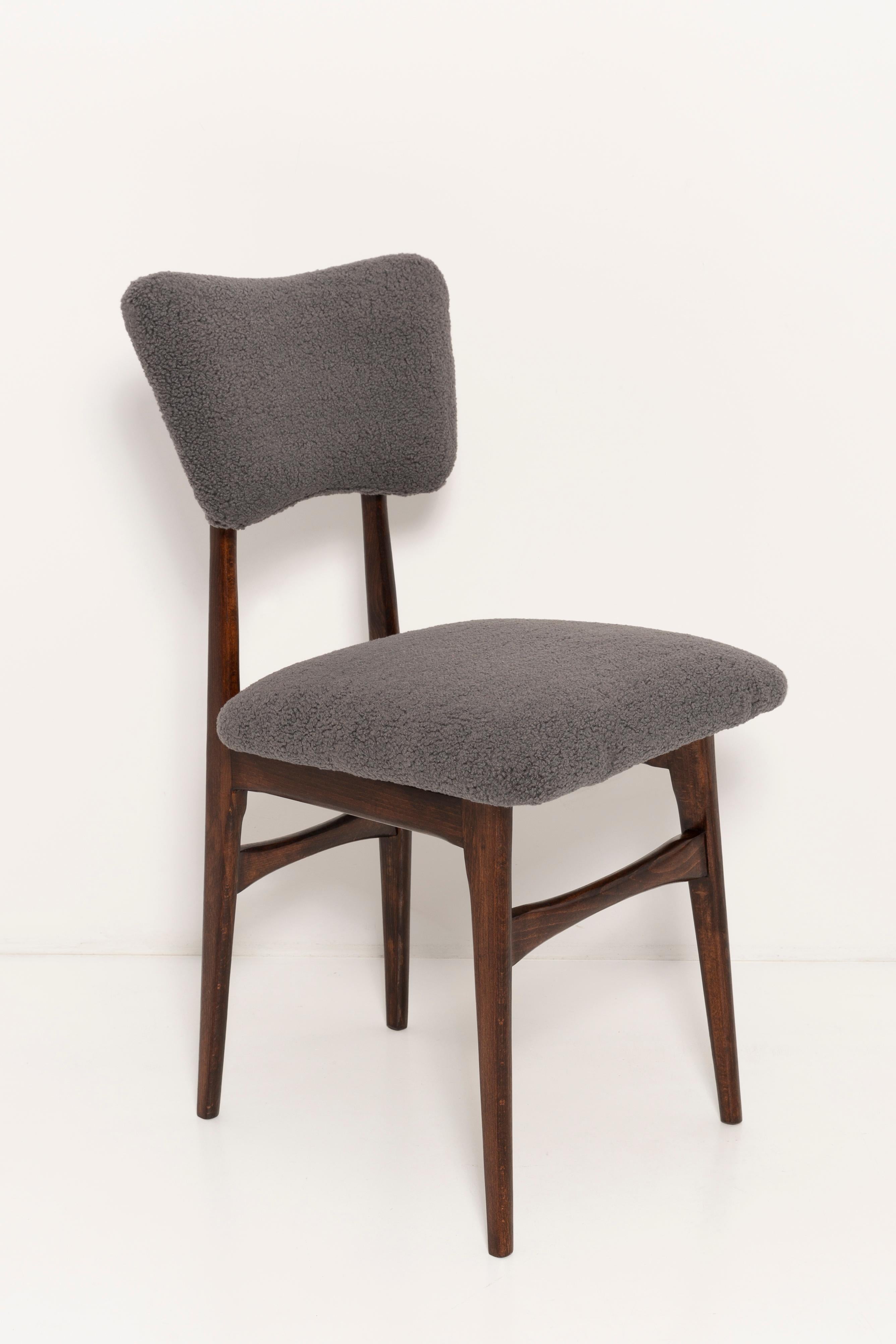 Chaise conçue par le professeur Rajmund Halas. Fabriqué en bois de hêtre. Le fauteuil a subi une rénovation complète de la tapisserie et les boiseries ont été rafraîchies. L'assise et le dossier sont habillés d'un tissu bouclé gris foncé (couleur