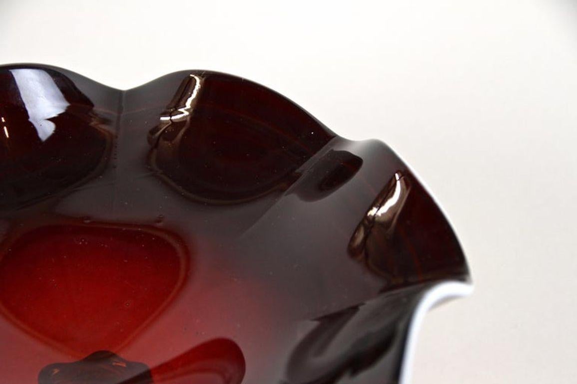 Cuenco/centro de mesa de cristal de Murano rojo oscuro del siglo XX con base verde, ca. 1970 en venta 12