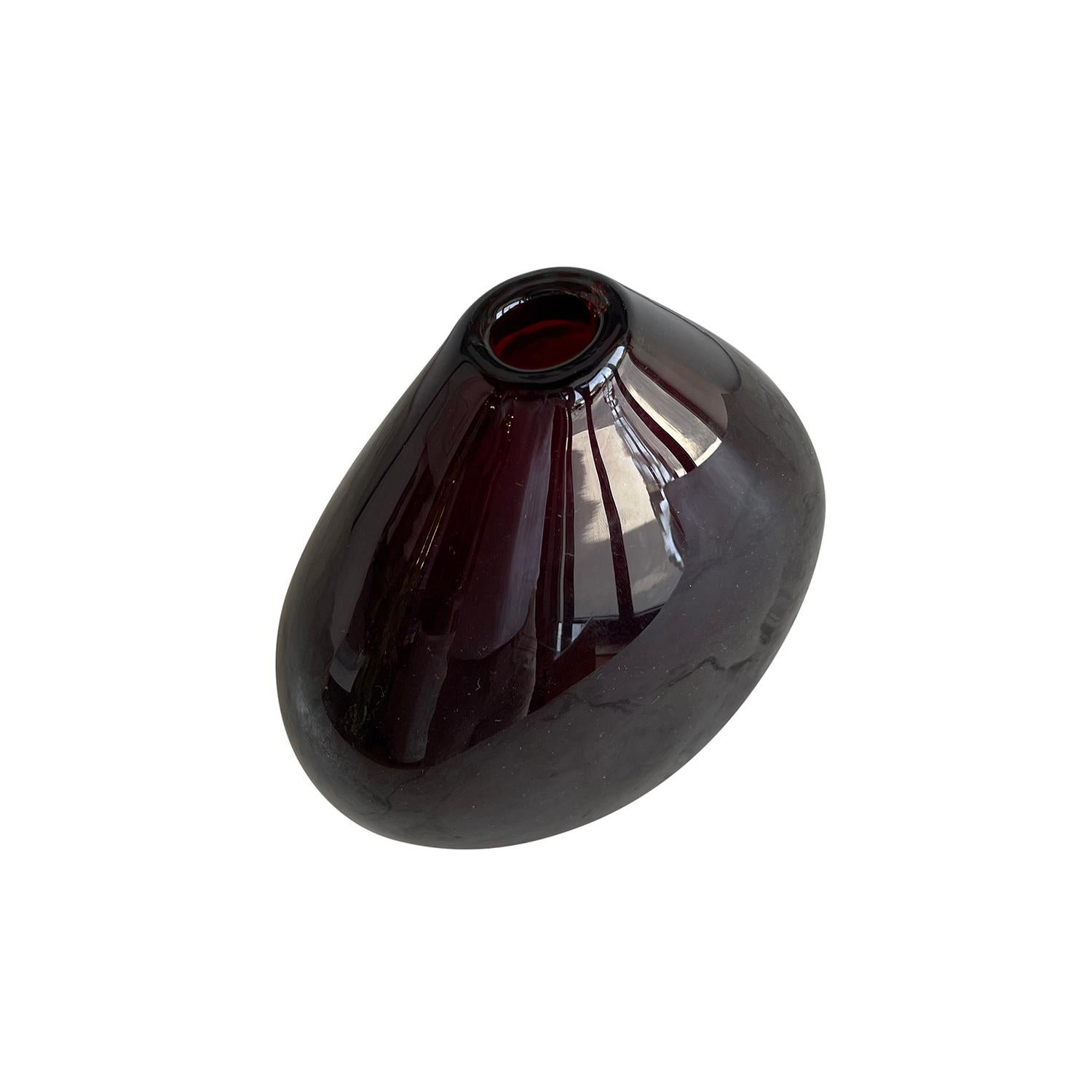 A dark-red, small vintage Mid-Century Modern Swedish engraved flower vase made of hand blown Orrefors glass, in good condition. NV 3987 with original Orrefors Sticker. Wear consistent with age and use. circa 1950, Sweden, Scandinavia.

Nils Landberg