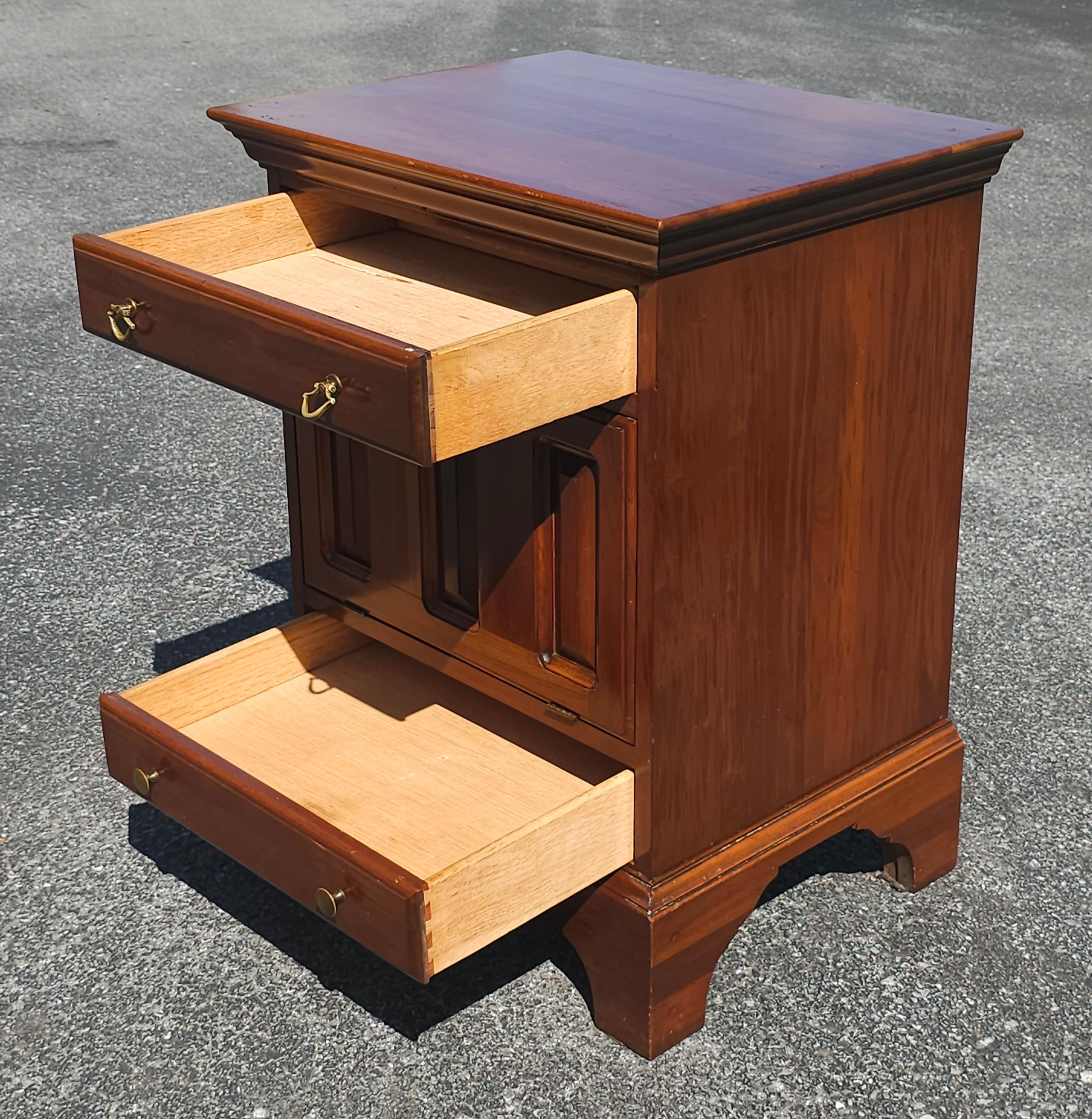 20th Century David Cabinet Cherry 2-Drawer a Abattant Door Bedside Cabinets Pair For Sale 5