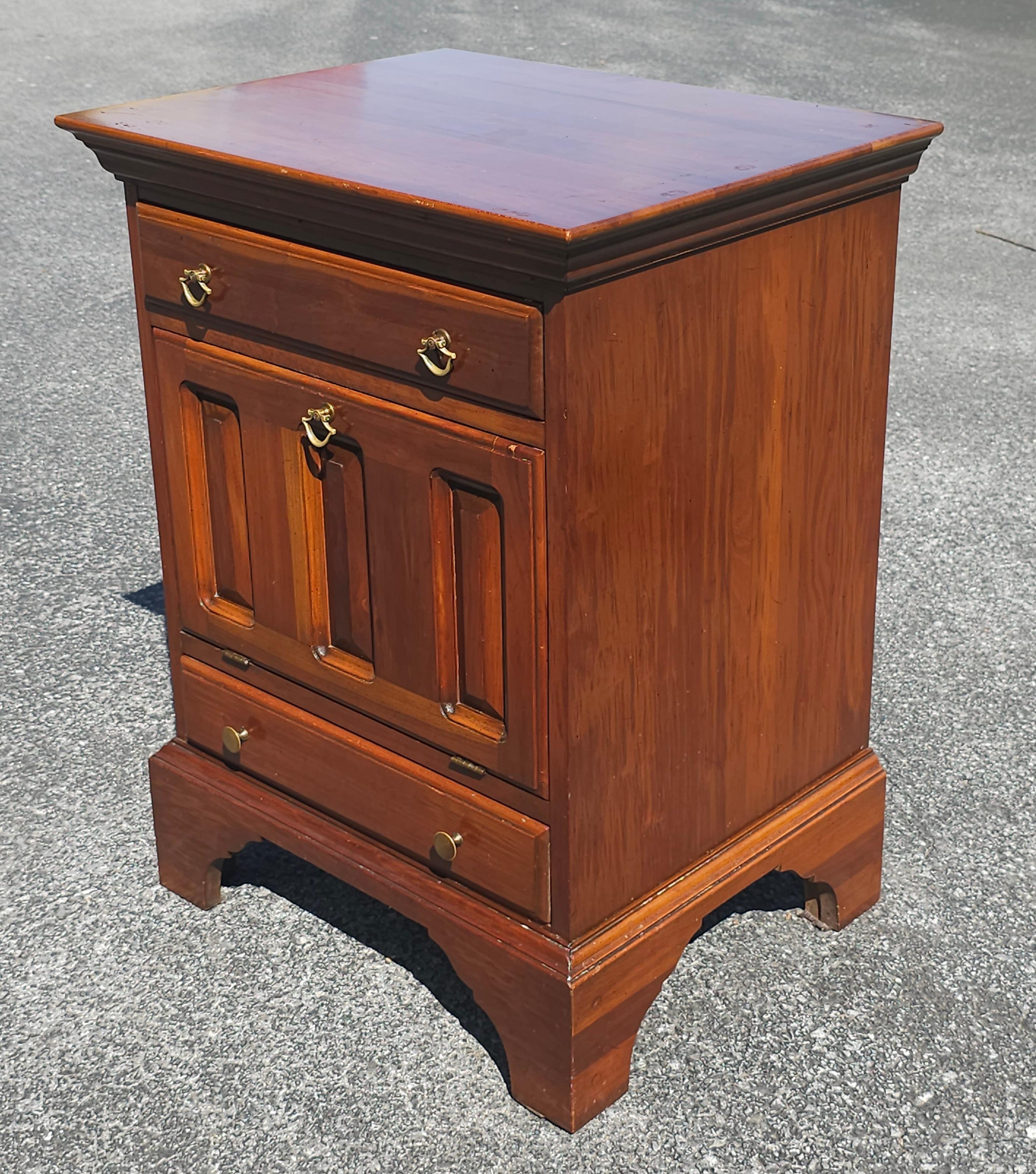 20th Century David Cabinet Cherry 2-Drawer a Abattant Door Bedside Cabinets Pair For Sale 6