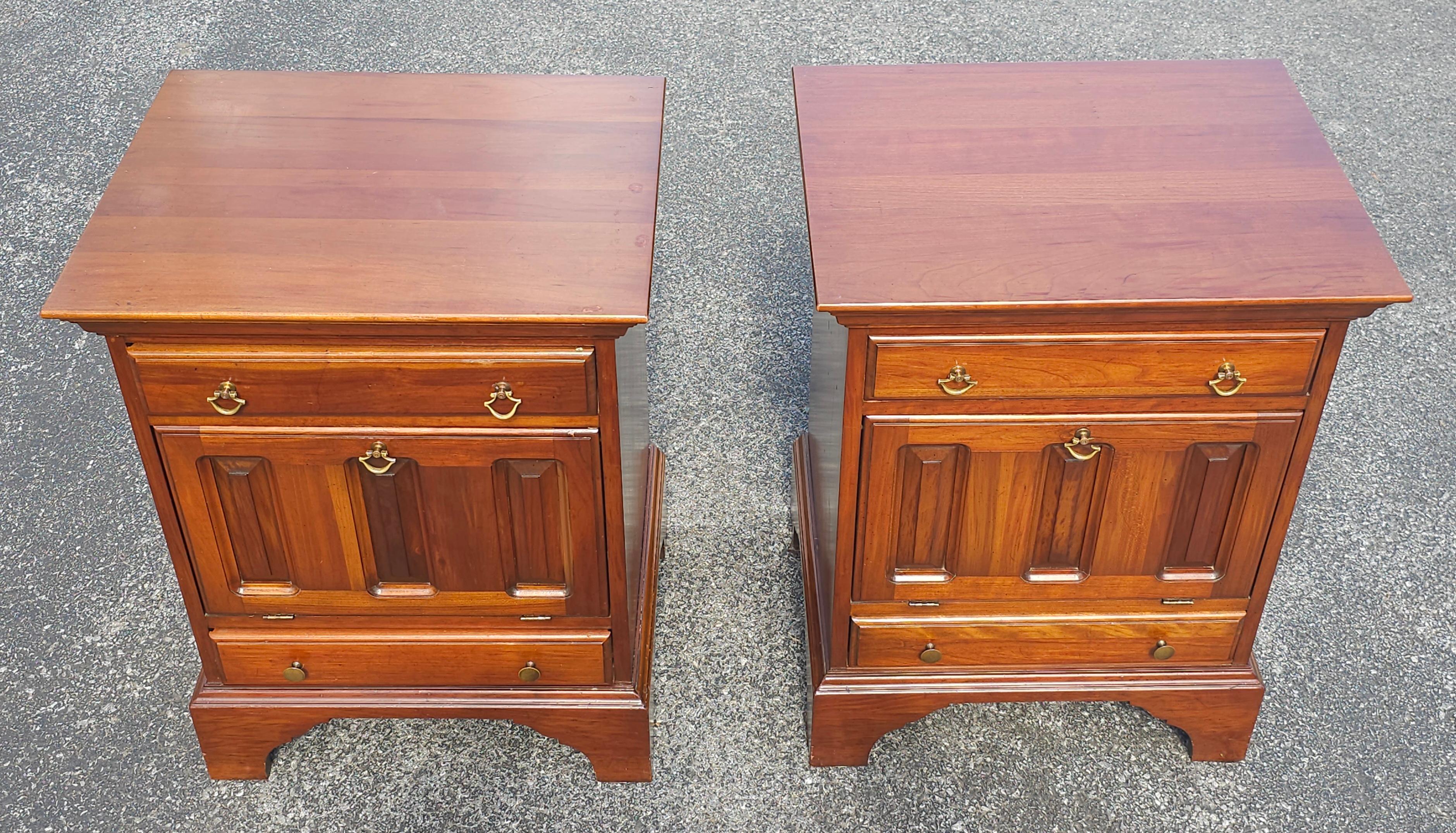 20th Century David Cabinet Cherry 2-Drawer a Abattant Door Bedside Cabinets Pair For Sale 8