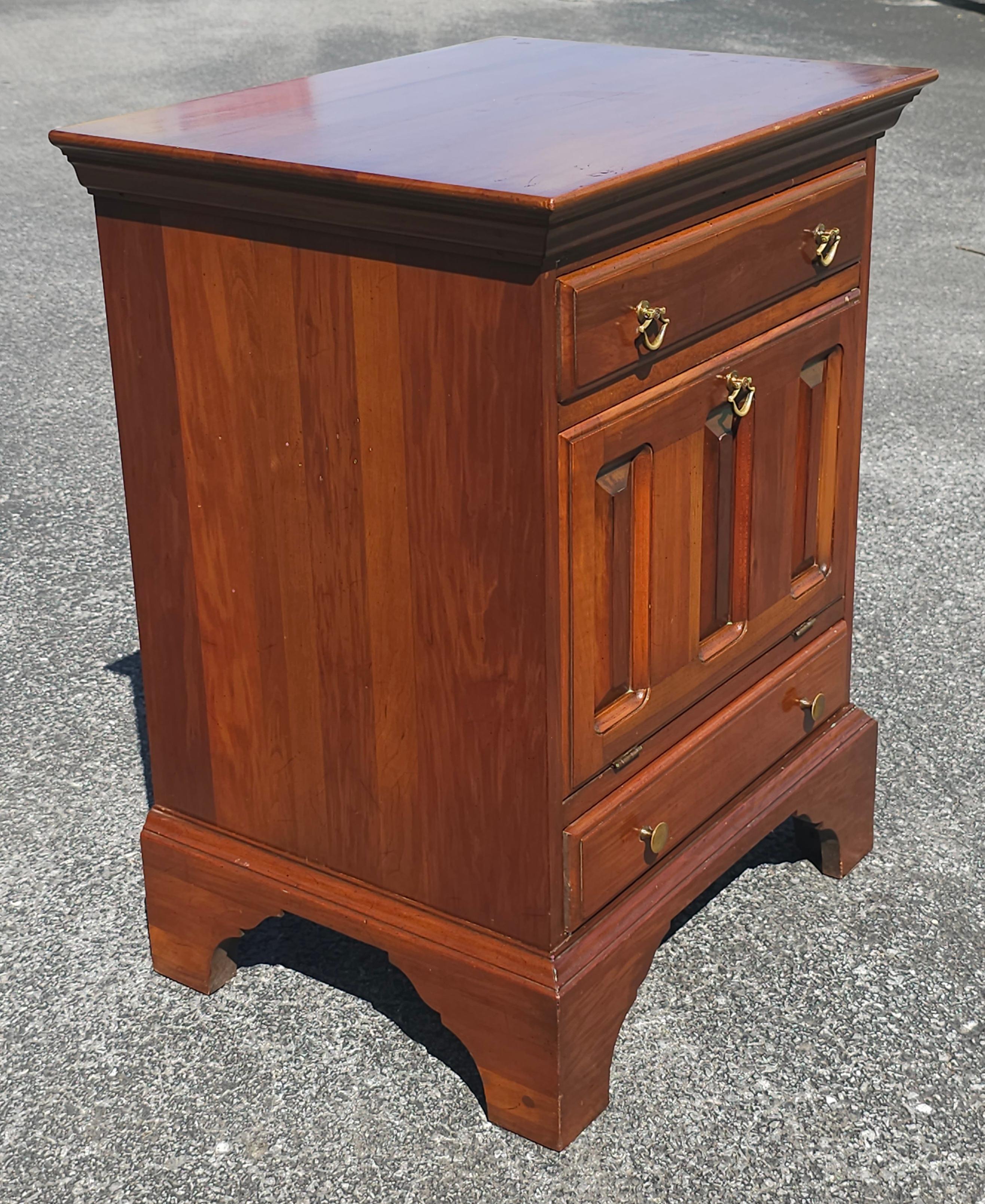 20th Century David Cabinet Cherry 2-Drawer a Abattant Door Bedside Cabinets Pair For Sale 10