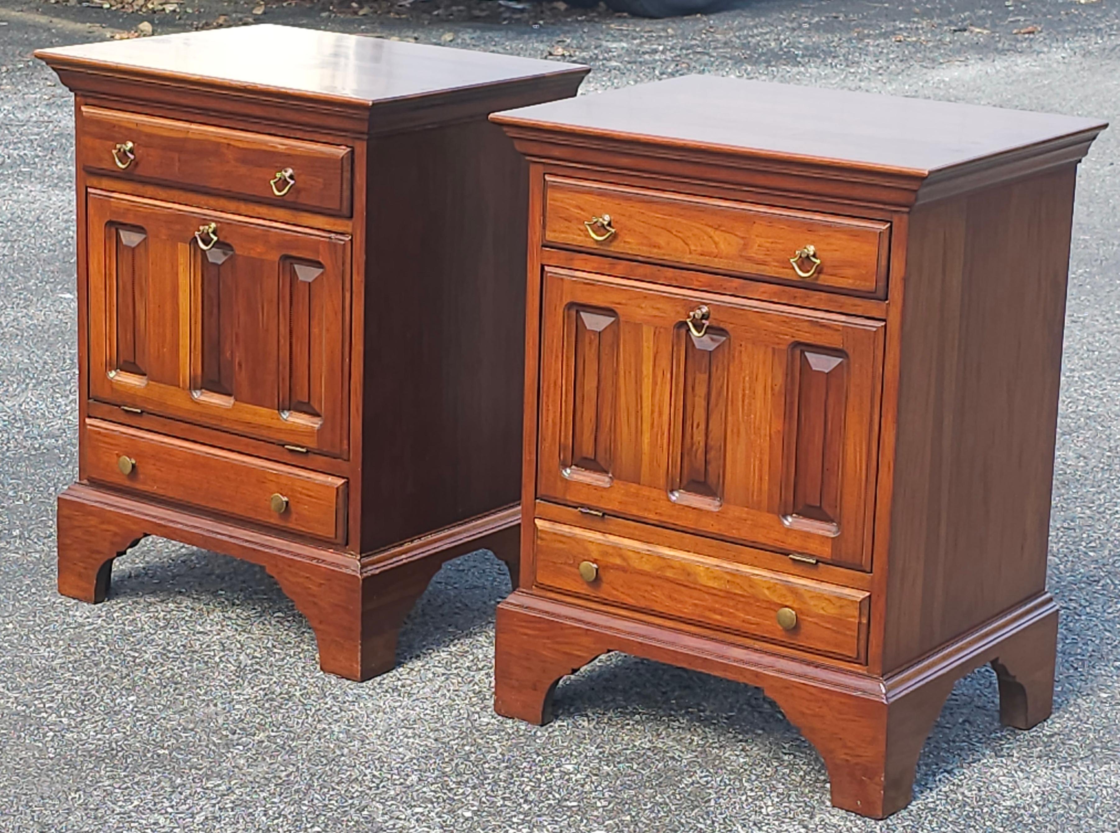 20th Century David Cabinet Cherry 2-Drawer a Abattant Door Bedside Cabinets Pair For Sale 11