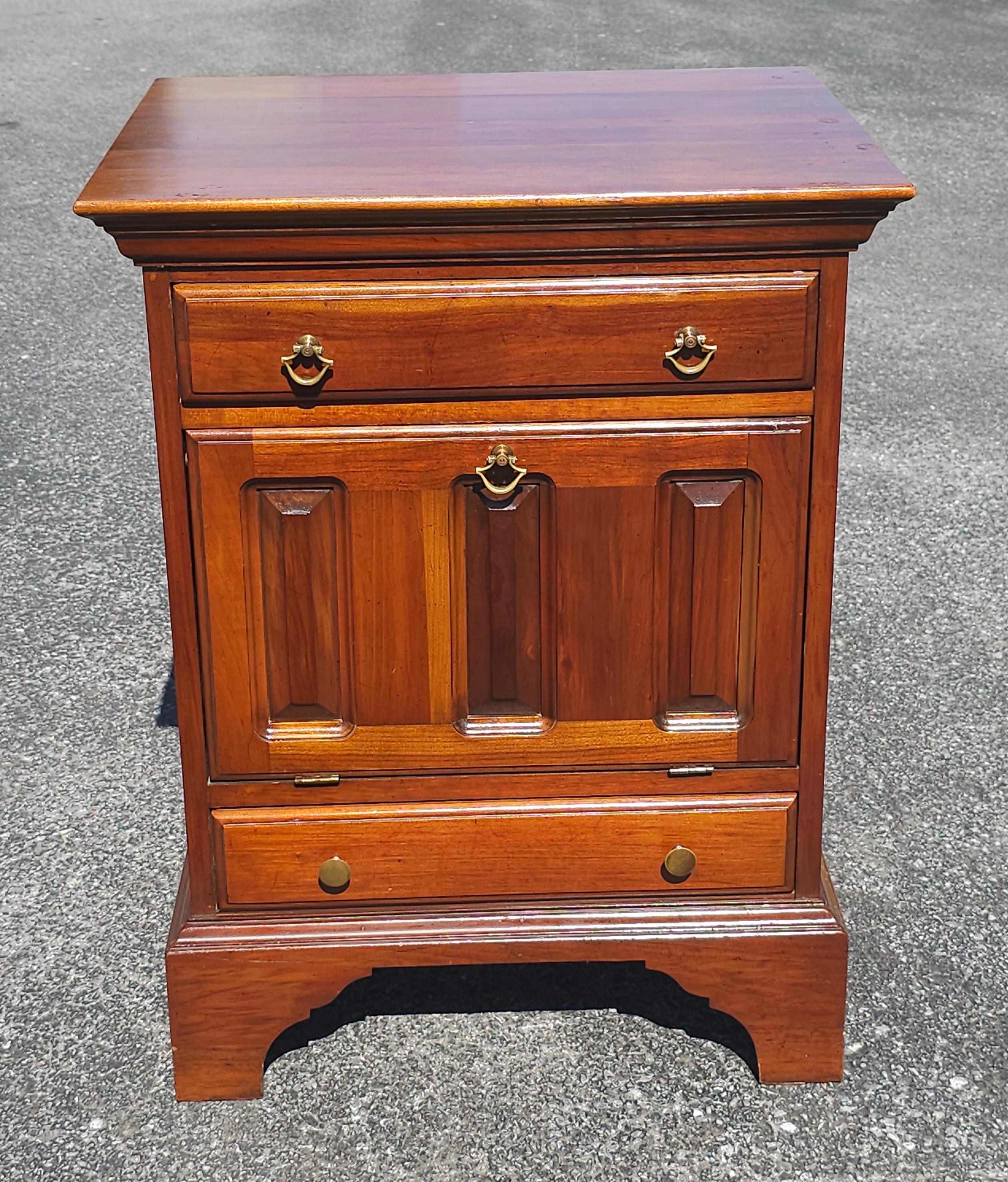American 20th Century David Cabinet Cherry 2-Drawer a Abattant Door Bedside Cabinets Pair For Sale