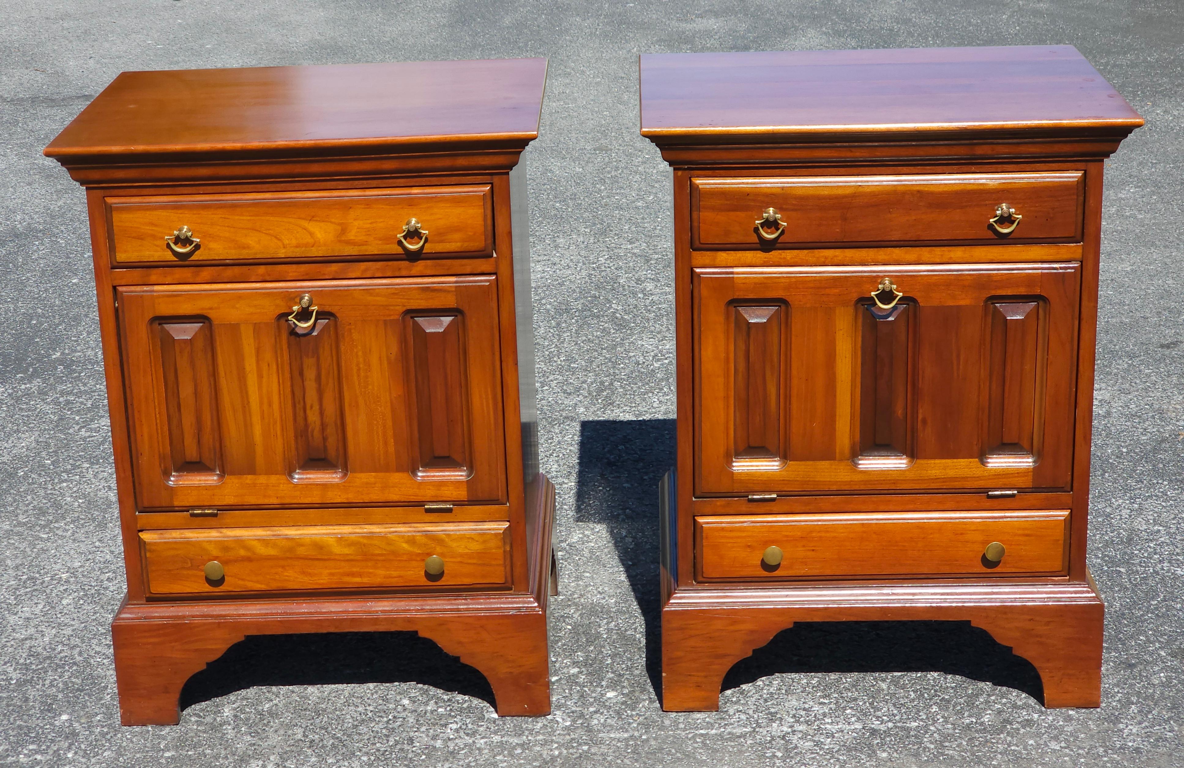20th Century David Cabinet Cherry 2-Drawer a Abattant Door Bedside Cabinets Pair In Good Condition For Sale In Germantown, MD