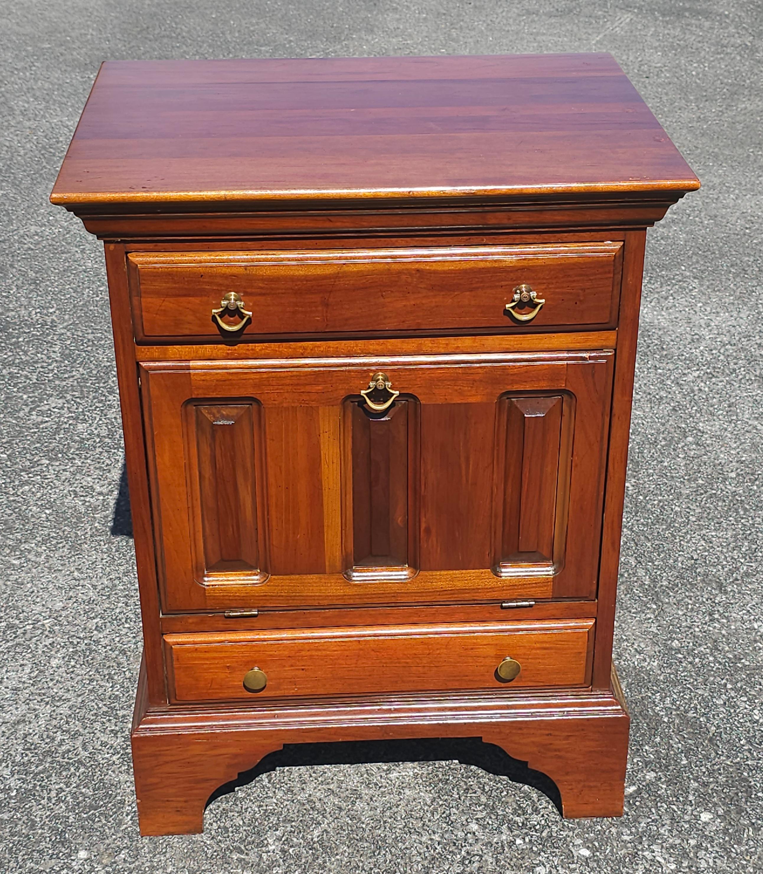 20th Century David Cabinet Cherry 2-Drawer a Abattant Door Bedside Cabinets Pair For Sale 1