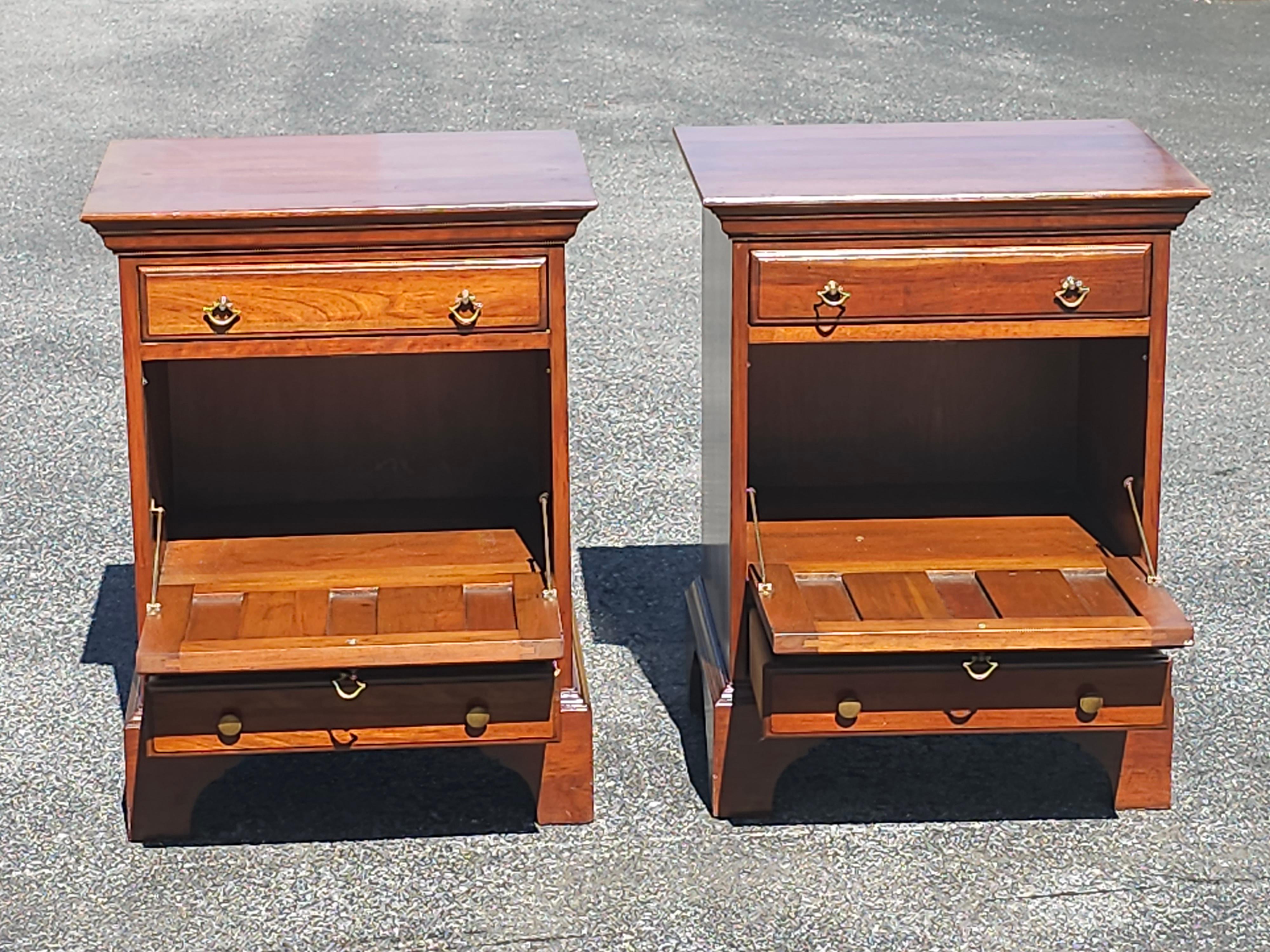 20th Century David Cabinet Cherry 2-Drawer a Abattant Door Bedside Cabinets Pair For Sale 2