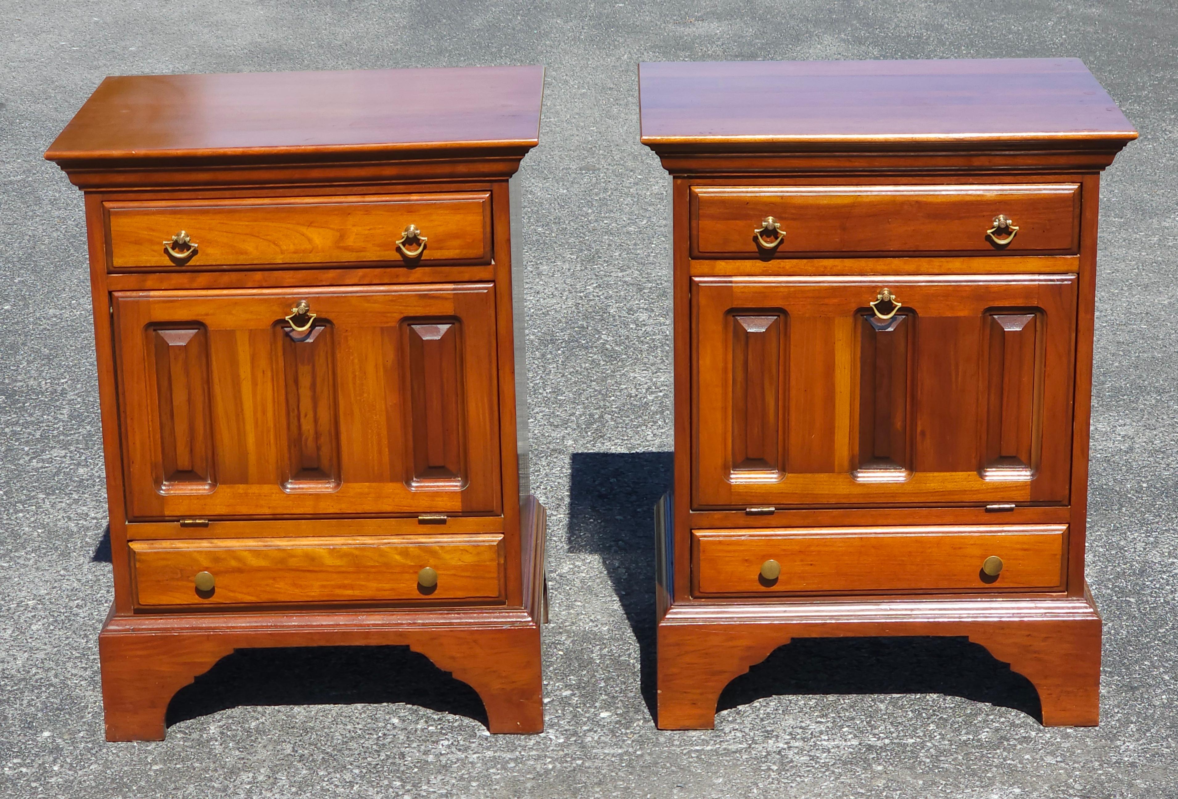 20th Century David Cabinet Cherry 2-Drawer a Abattant Door Bedside Cabinets Pair For Sale 3