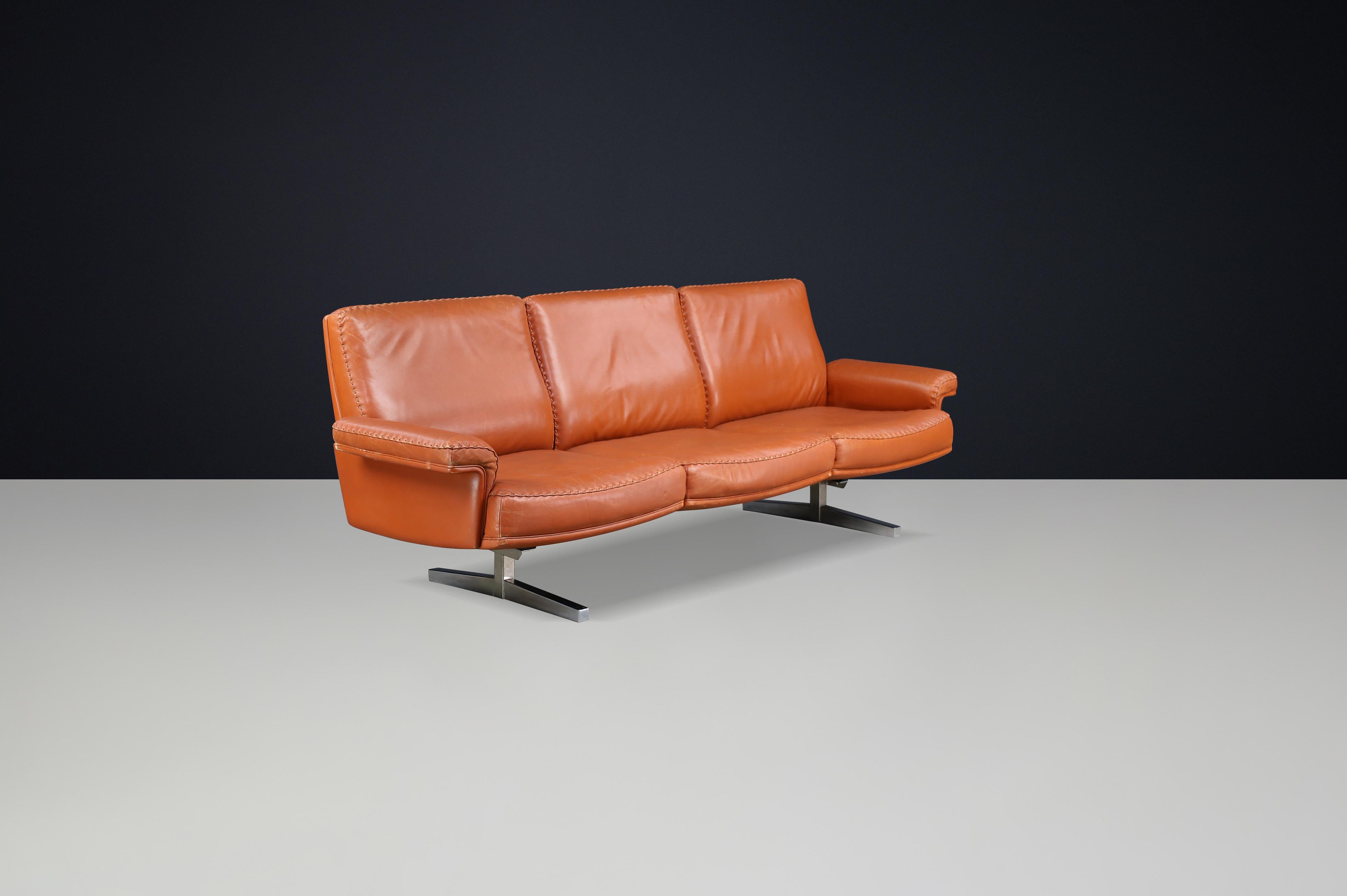 Divano a tre posti in pelle cognac De Sede DS-31, Svizzera, anni '70


Questo autentico divano a tre posti De Sede DS-31, prodotto in Svizzera negli anni '70, è un eccezionale esempio di design europeo della metà del XX secolo. Rinomata per