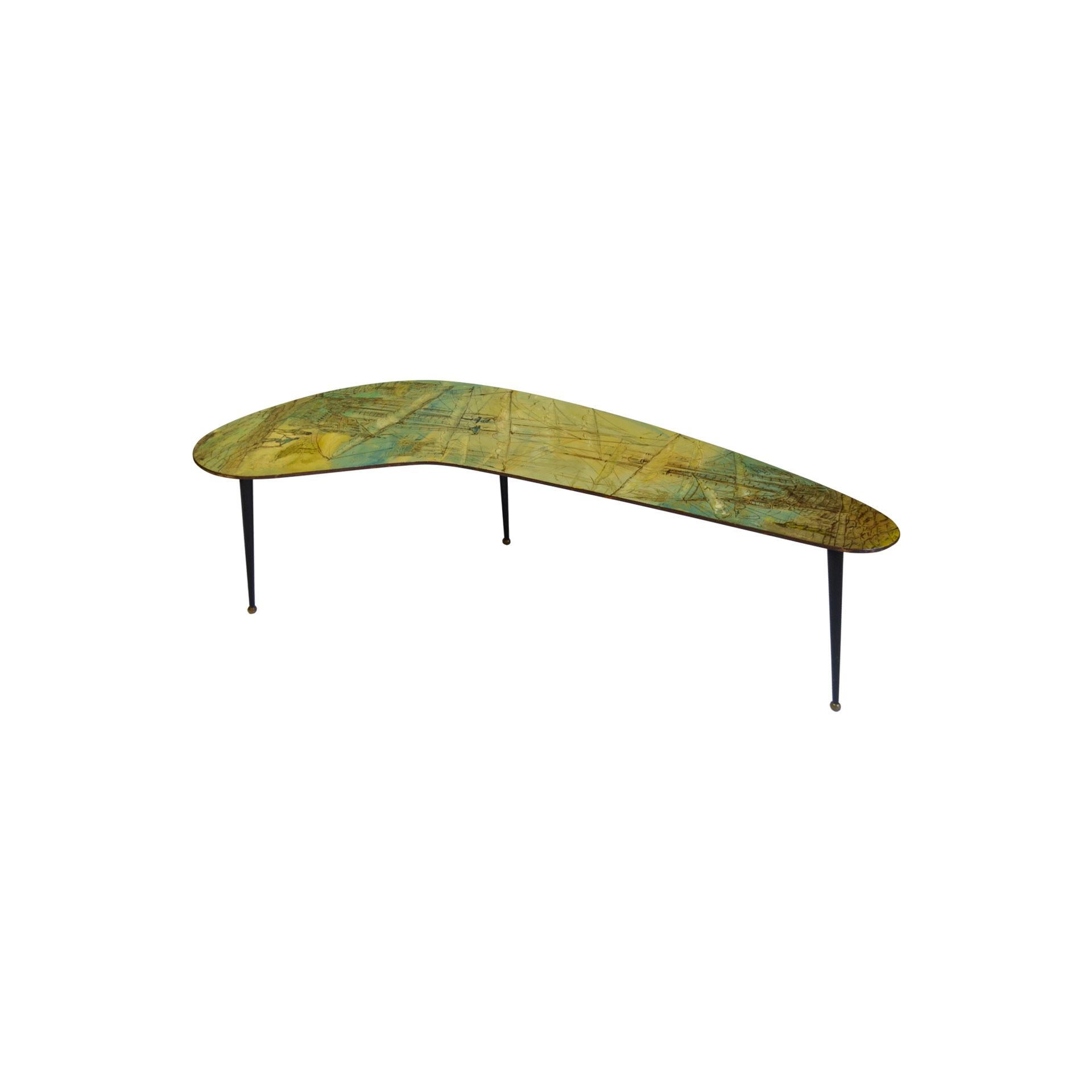 Low table or coffee table designed by the Art Group Decalage in 1956. The group was made of De Cavero, Aloisi and Girardi, 3 young italian artists that conceived their group of work as sperimental and at the same time artisanal. From their first