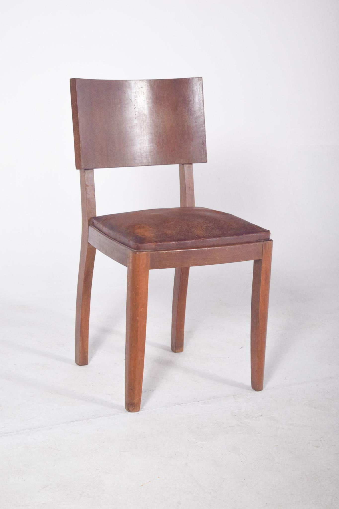 Art Deco chair. Backrest in curved wood, with straight, elegant lines that recall the modernist design of the 20th century, from the 20s to the 40s. The structure is made of solid wood, with slightly tapered legs, typical of the functional and sober