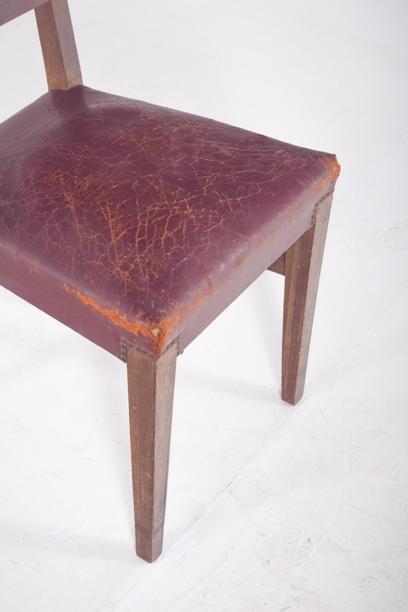 Esszimmerstuhl im Deco-Stil des 20. Jahrhunderts mit Ledersitz im Zustand „Starke Gebrauchsspuren“ im Angebot in Lisboa, Lisboa