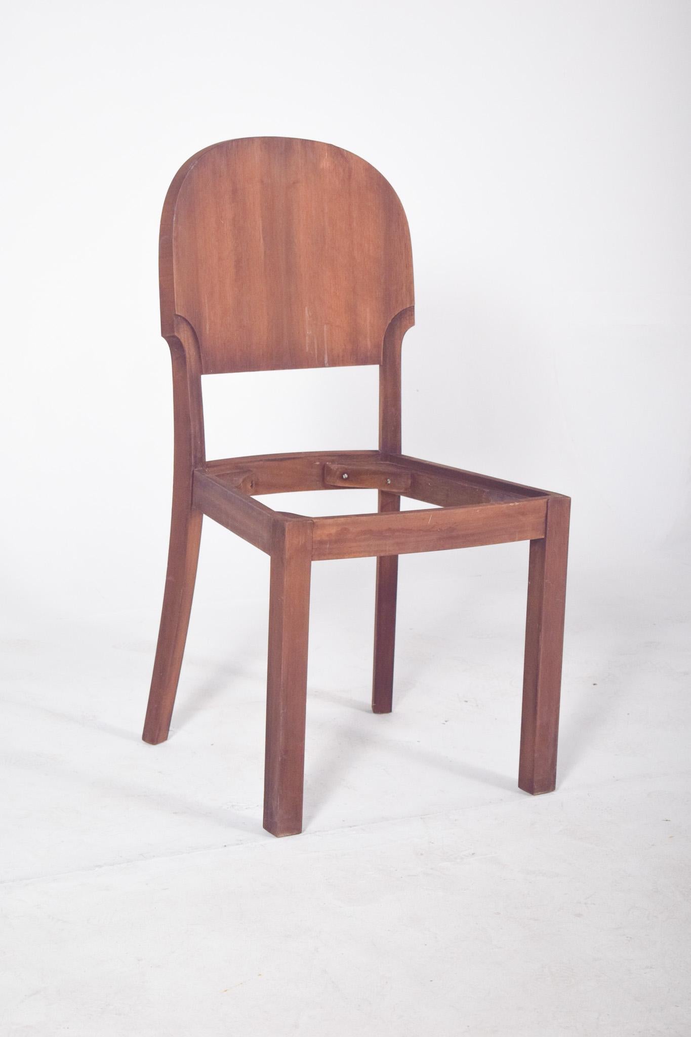 Round-back dining chair. With simple lines, the backrest has an arched and slightly curved shape, providing greater comfort and visual elegance. The design reveals a modernist influence, with an emphasis on clean, undecorated shapes, elements