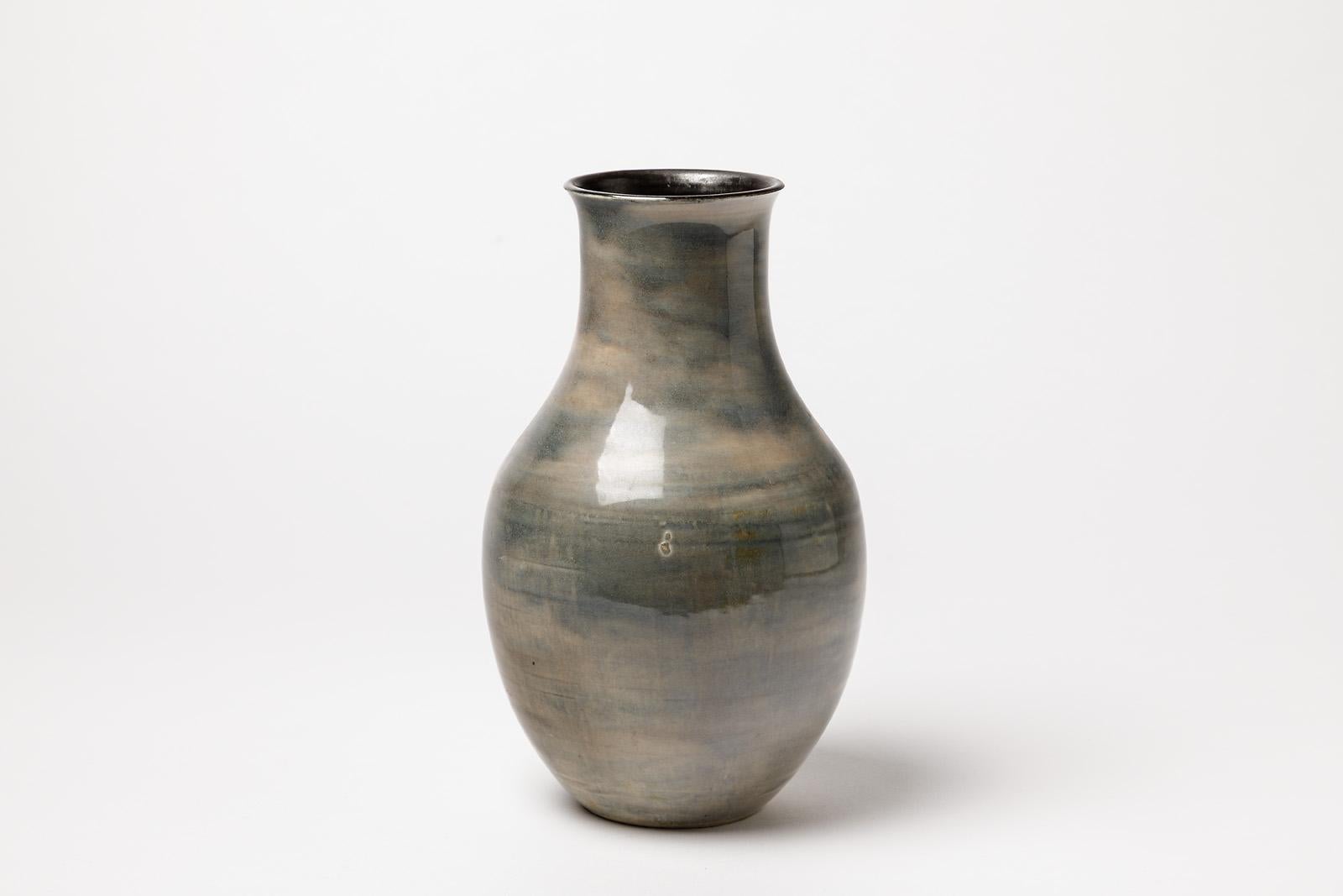 Michel Beck

Précieux et élégant vase en porcelaine de l'artiste français.

Signé et daté 1960

Précieuse couleur de glaçure céramique gris clair.

Mesures : Hauteur 26 cm, largeur 14 cm.