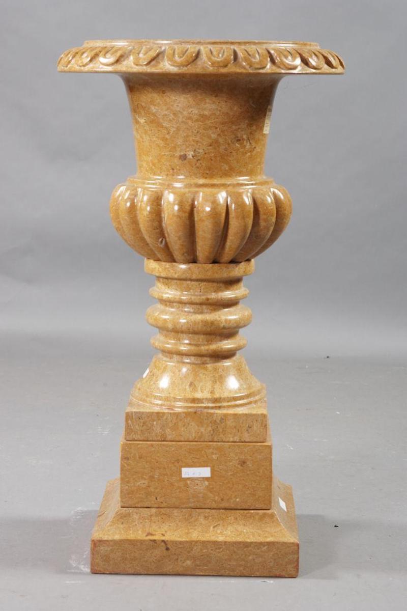 Cratervase décoratif en marbre dans le style du classicisme

Marbre naturel de couleur jaune doré. Quadrilatère entrant dans la tige bouclée. Corps ovoïde au col légèrement conique et au bord large, arqué et décoré. L'ensemble du vase cratère est