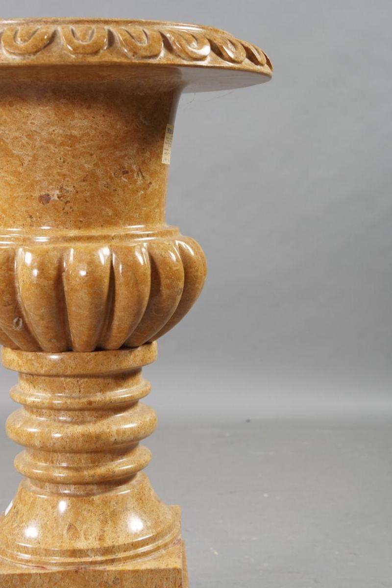 20ième siècle Classicisme Cratervase en marbre beige décoratif du 20ème siècle en vente
